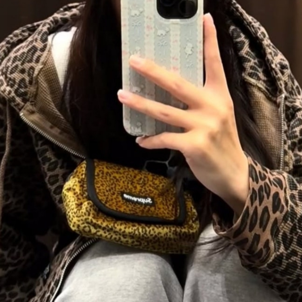 Supreme Velvet Mini Pouch Tan Leopard - 25FW 착용 스타일