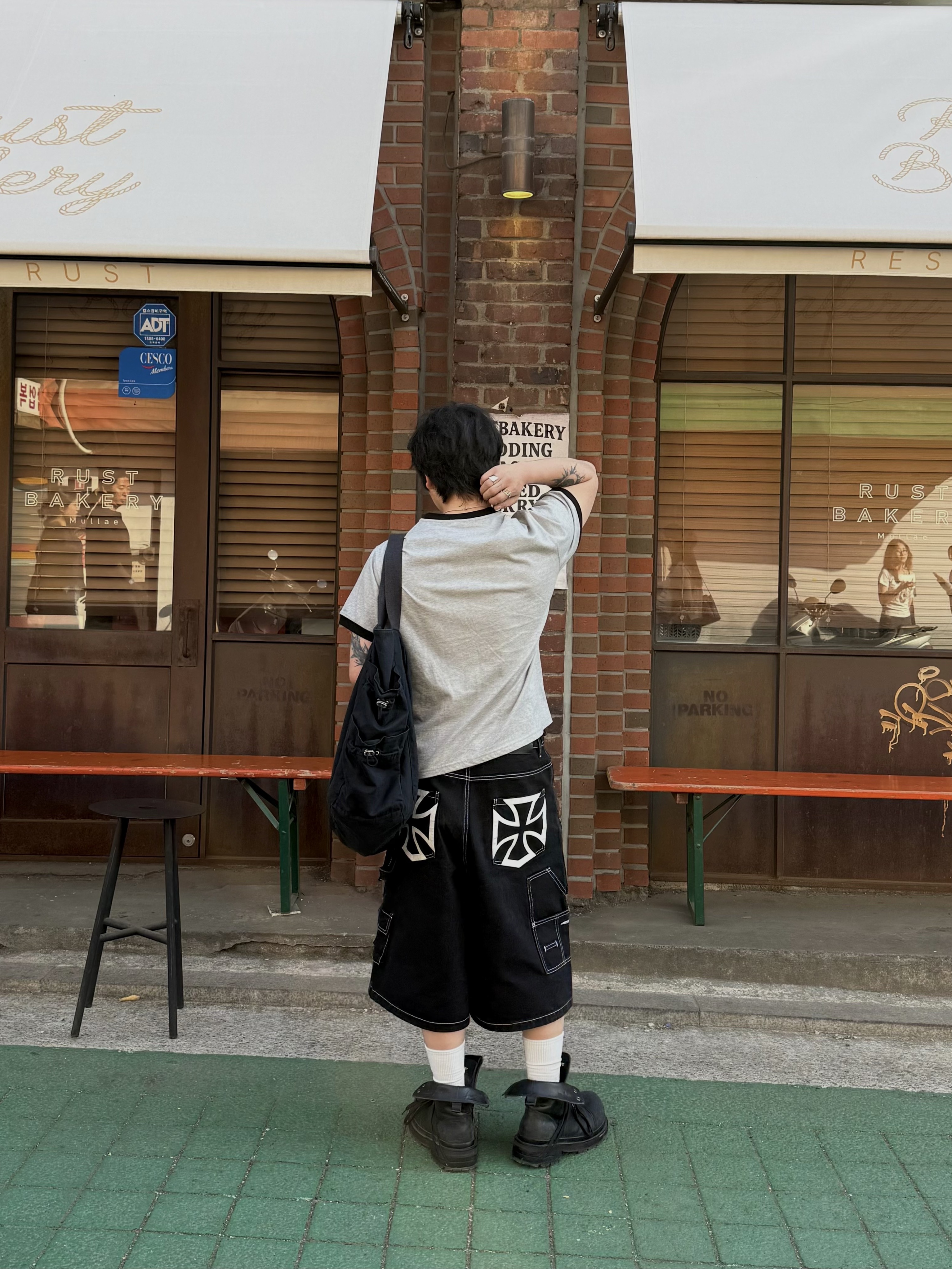 [KREAM 단독] Flavorism Carpenter Bermuda Denim Pants Black, Flavorism VTG Graphic Linger T-shirt Melange Black 착용 스타일 - 7
