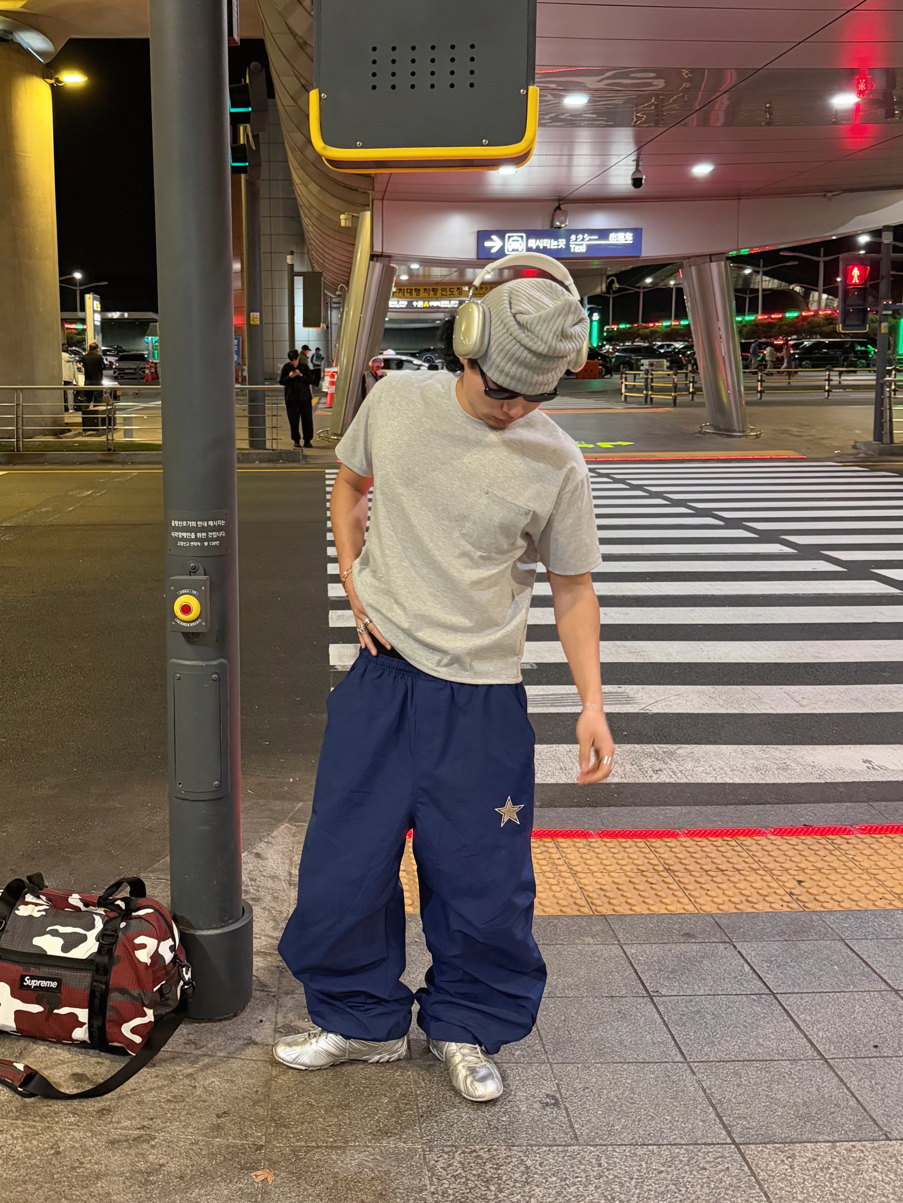 (W) Adidas Ghost Sprint Silver Metallic Matte Silver, Apple AirPods Max Lightning Silver (Korean Ver.) 착용 스타일 - 3