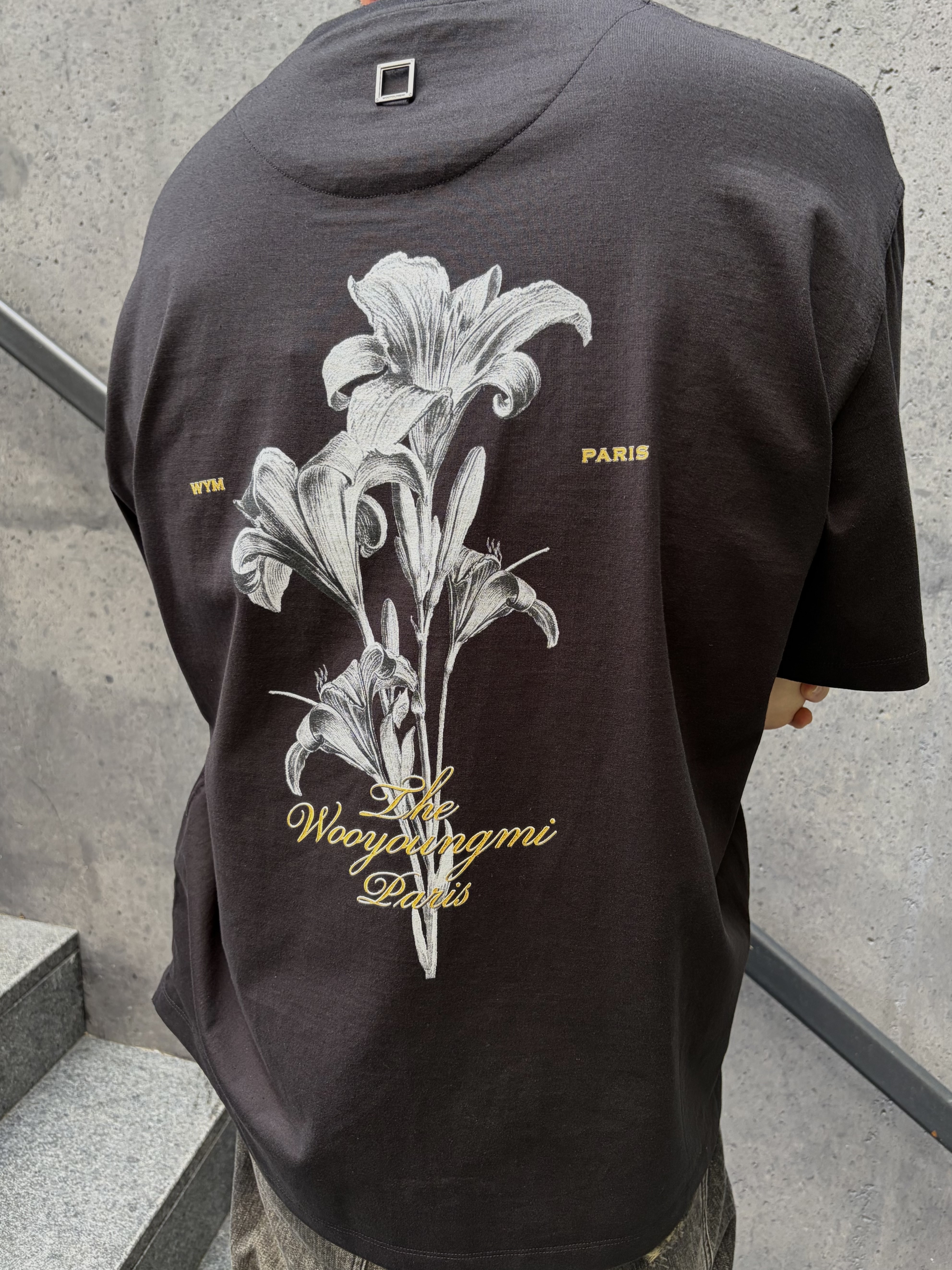 Wooyoungmi Flower Back Logo T-Shirt Black - 26SS 착용 스타일 - 3