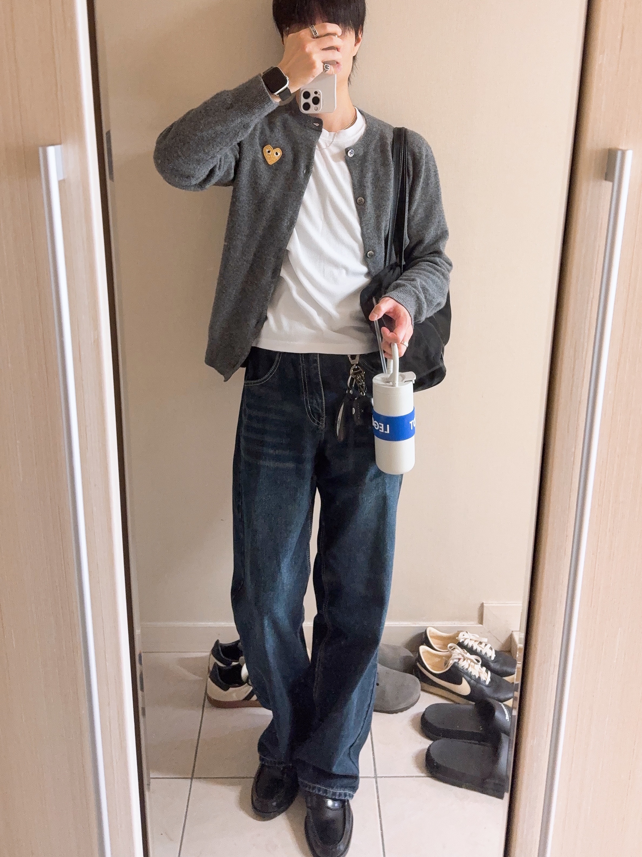 Play Comme des Garcons White Heart Knit Cardigan Light Grey 착용 스타일