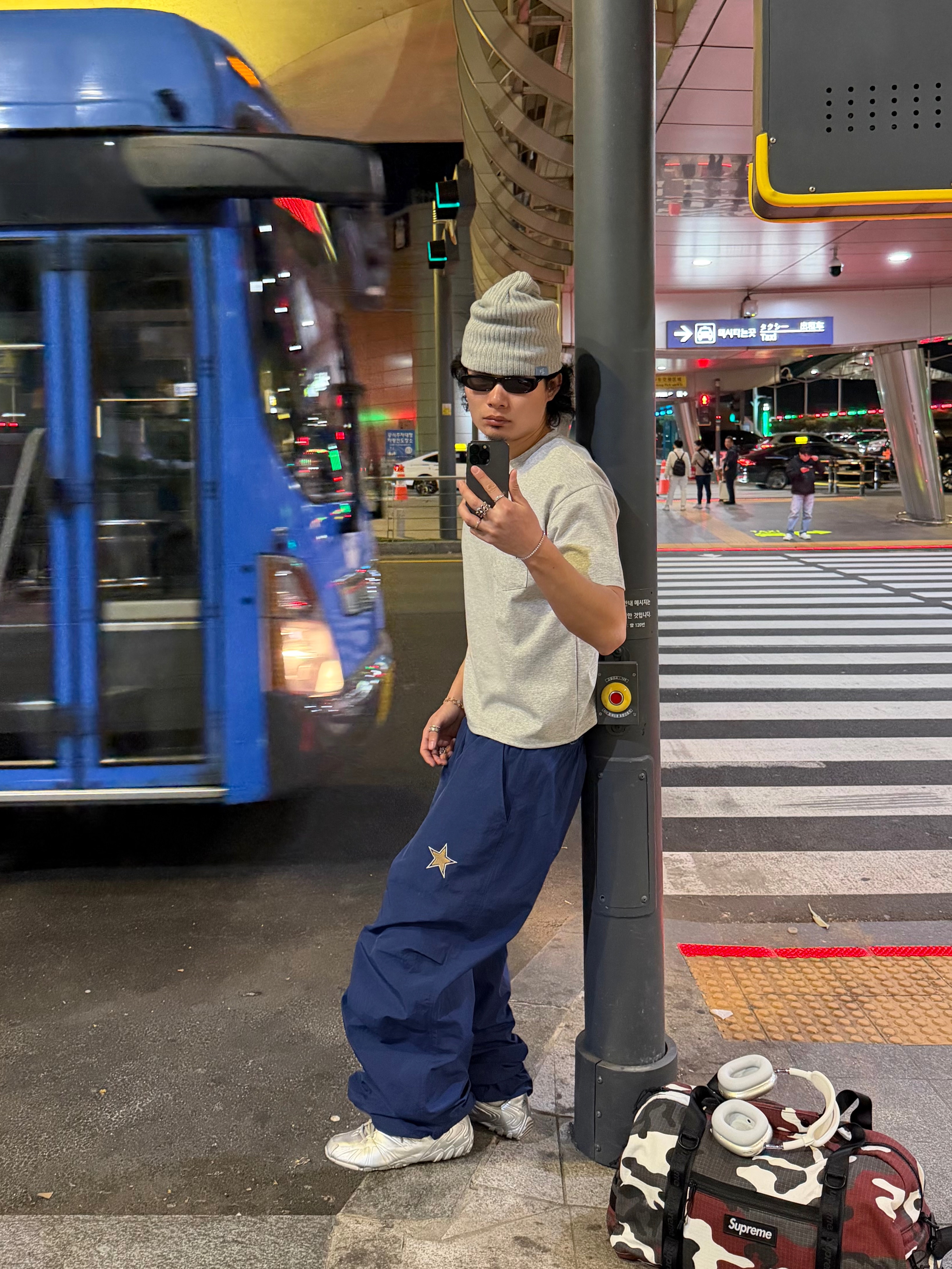 (W) Adidas Ghost Sprint Silver Metallic Matte Silver, Apple AirPods Max Lightning Silver (Korean Ver.) 착용 스타일 - 2