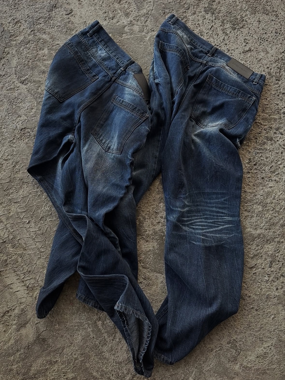 AX CONNECTION Waxed Curved Wide Baggy Denim Pants, AX CONNECTION Summer Oil Washed Flare Denim Pants 착용 스타일 - 2
