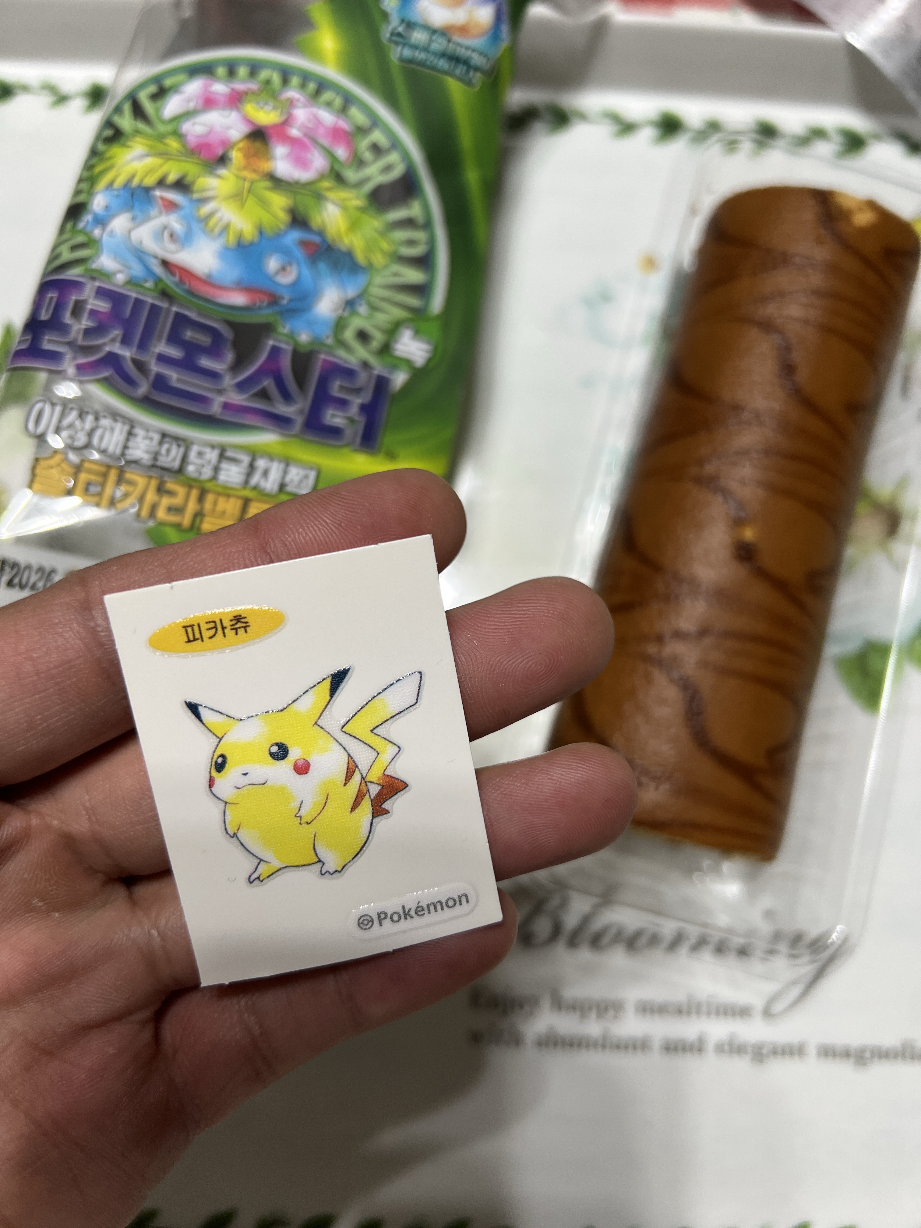 [KREAM 단독] Samlip Pokémon Bread All-in-One Set (Limited to 3, Includes Complete 100-Sticker Collector Book), Samlip NEW Pokémon 30th Anniversary Sticker Bread Variety Pack (6 Types, 12 Packs) 착용 스타일