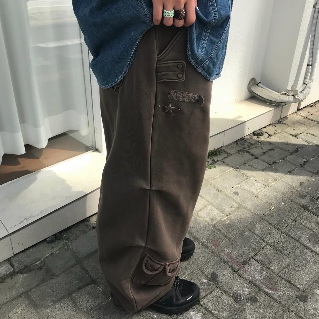 MAINBOOTH Nomad Sweat Pants BROWN 착용 스타일 - 3