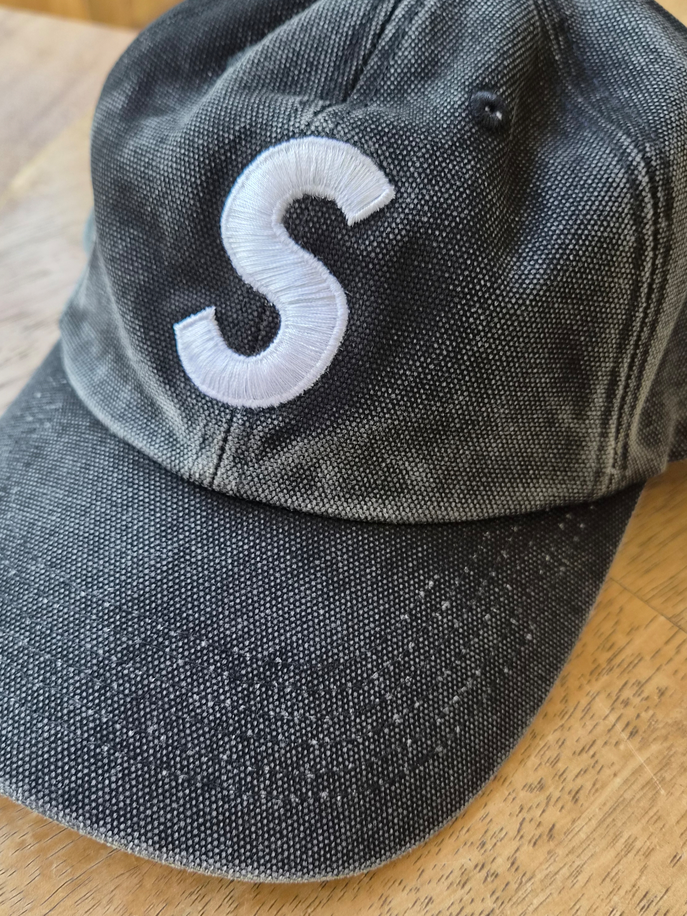 Supreme Pigment Coated S Logo 6-Panel Black - 26SS, ISLAND SLIPPER Unisex White EVA Y Slide 착용 스타일 - 3