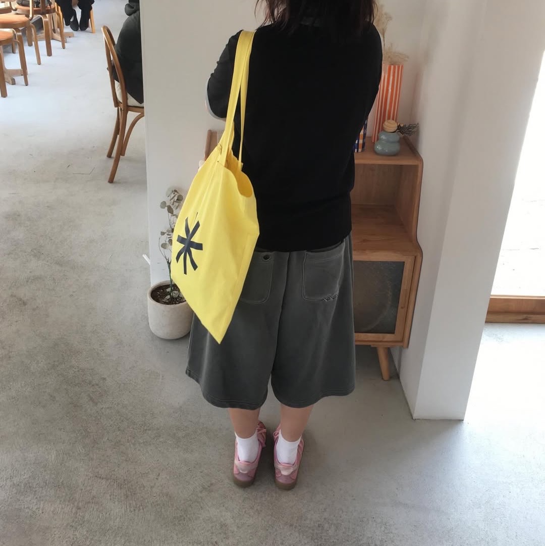 MAINBOOTH Haze Sweat Shorts Charcoal 착용 스타일 - 2