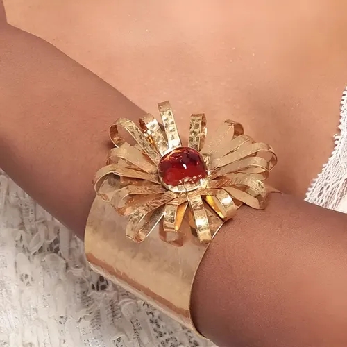 Zara Resin Flower Bracelet Gold, (W) Celine Scrunchy Rayure Bracelet in Brass with Gold Finish and Black Silk Gold Black 착용 스타일