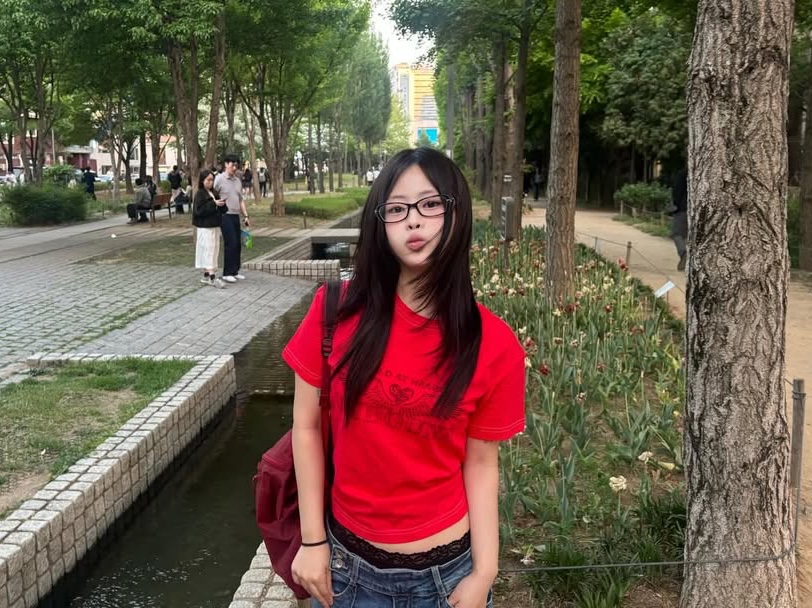 MAINBOOTH Heartwing T-shirt Red 착용 스타일 - 1