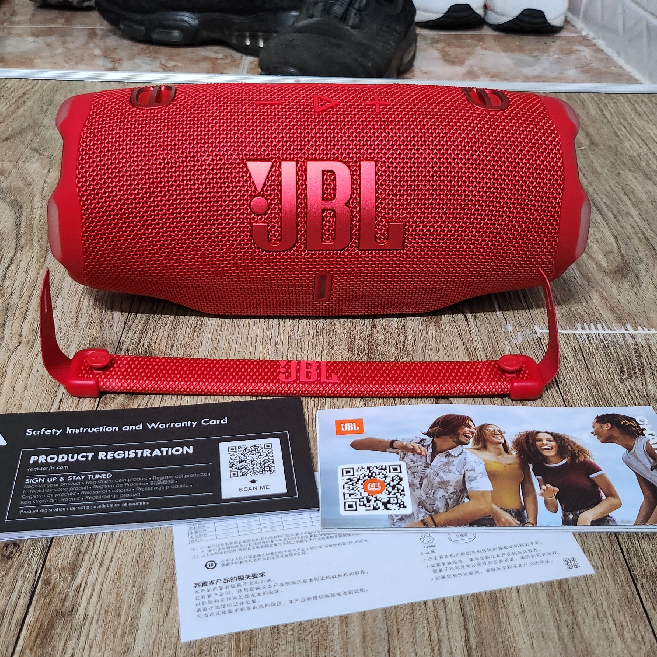 JBL CHARGE6 Portable Bluetooth Speaker Red 착용 스타일 - 3