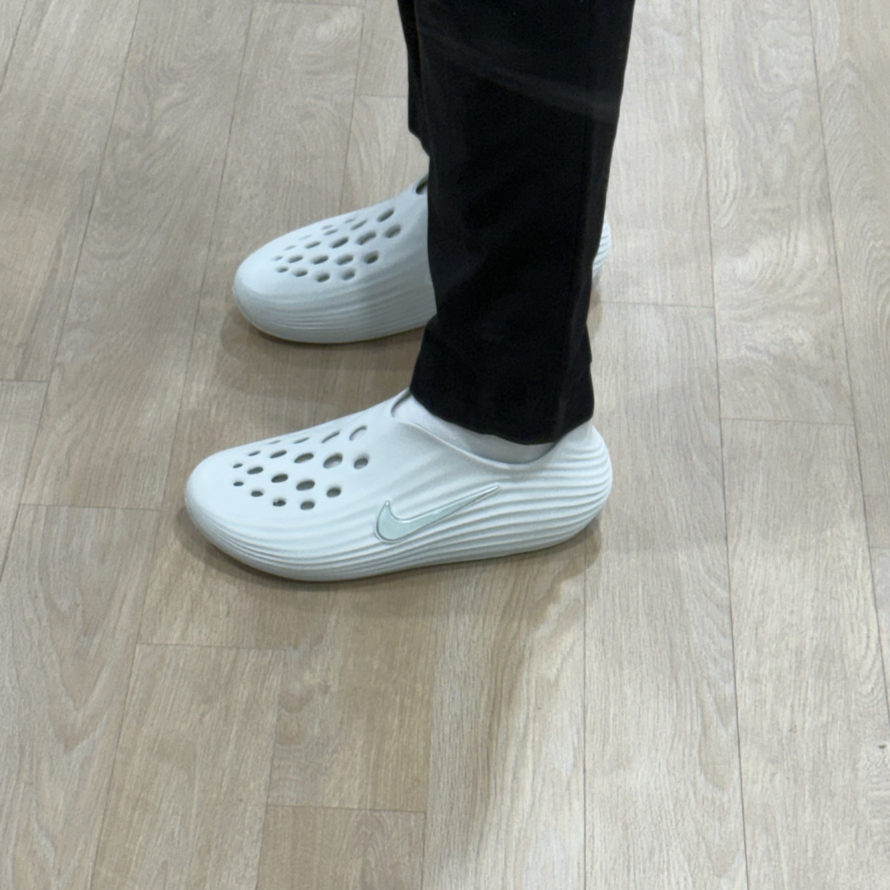 Nike ReactX Rejuven8 Spruce Aura Light Silver 착용 스타일
