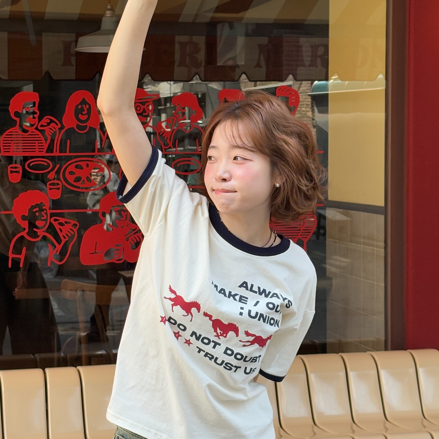 AMOU Runing Horse Ringer T-Shirts Ivory, AMOU Runing Horse Ringer T-Shirts Gray 착용 스타일 - 2