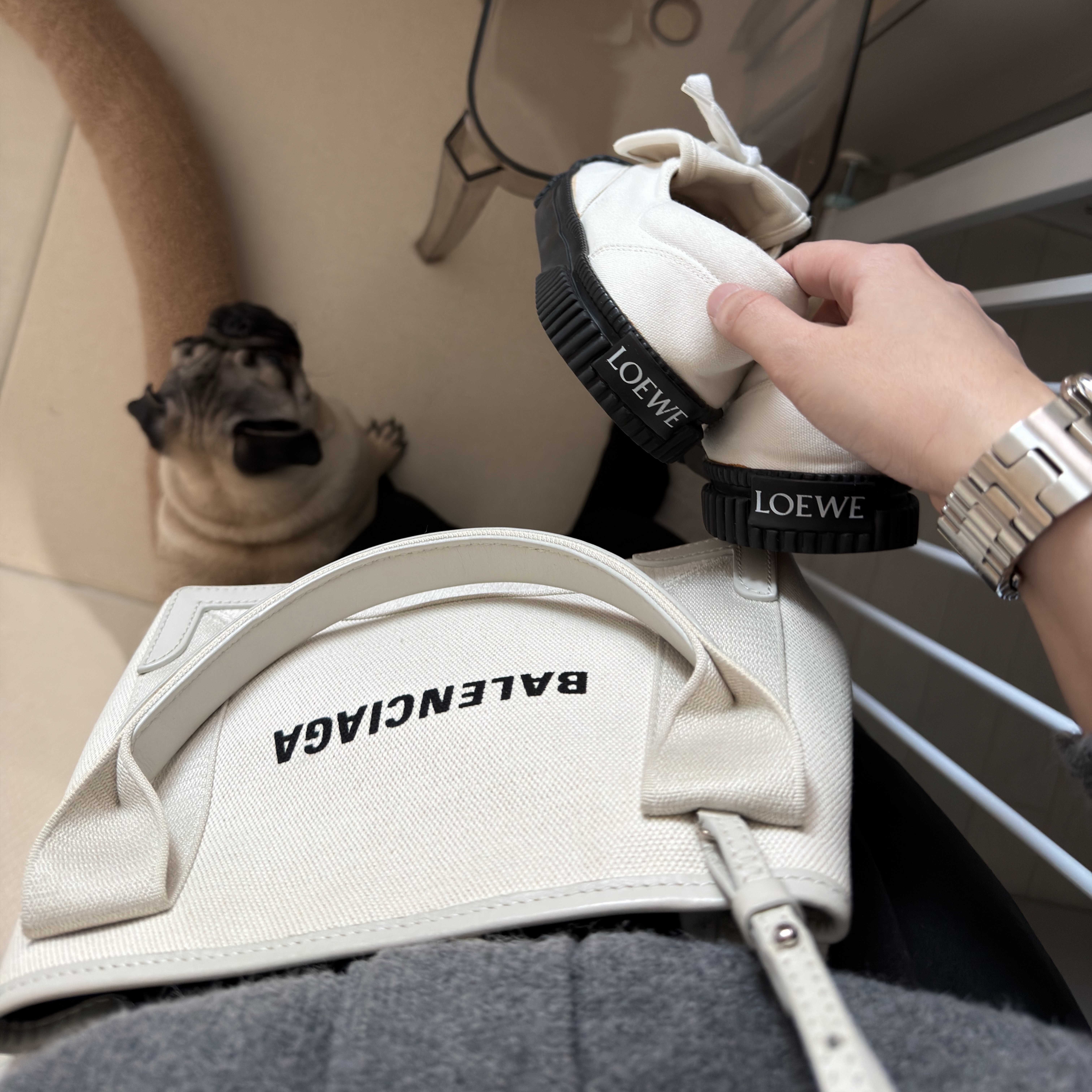 (W) Loewe Anagram Flap Sneakers in Canvas Soft White, Balenciaga Navy XS Cabas Beige 착용 스타일 - 1