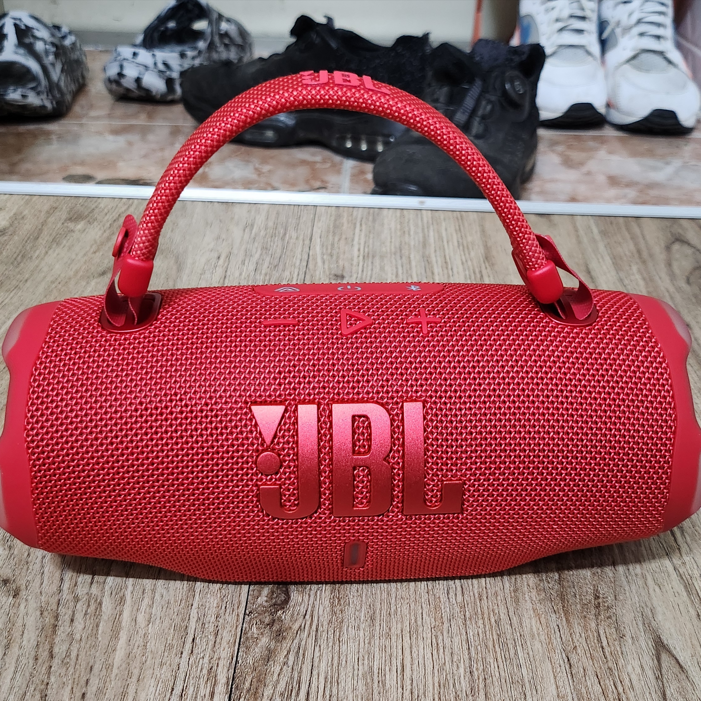 JBL CHARGE6 Portable Bluetooth Speaker Red 착용 스타일 - 2