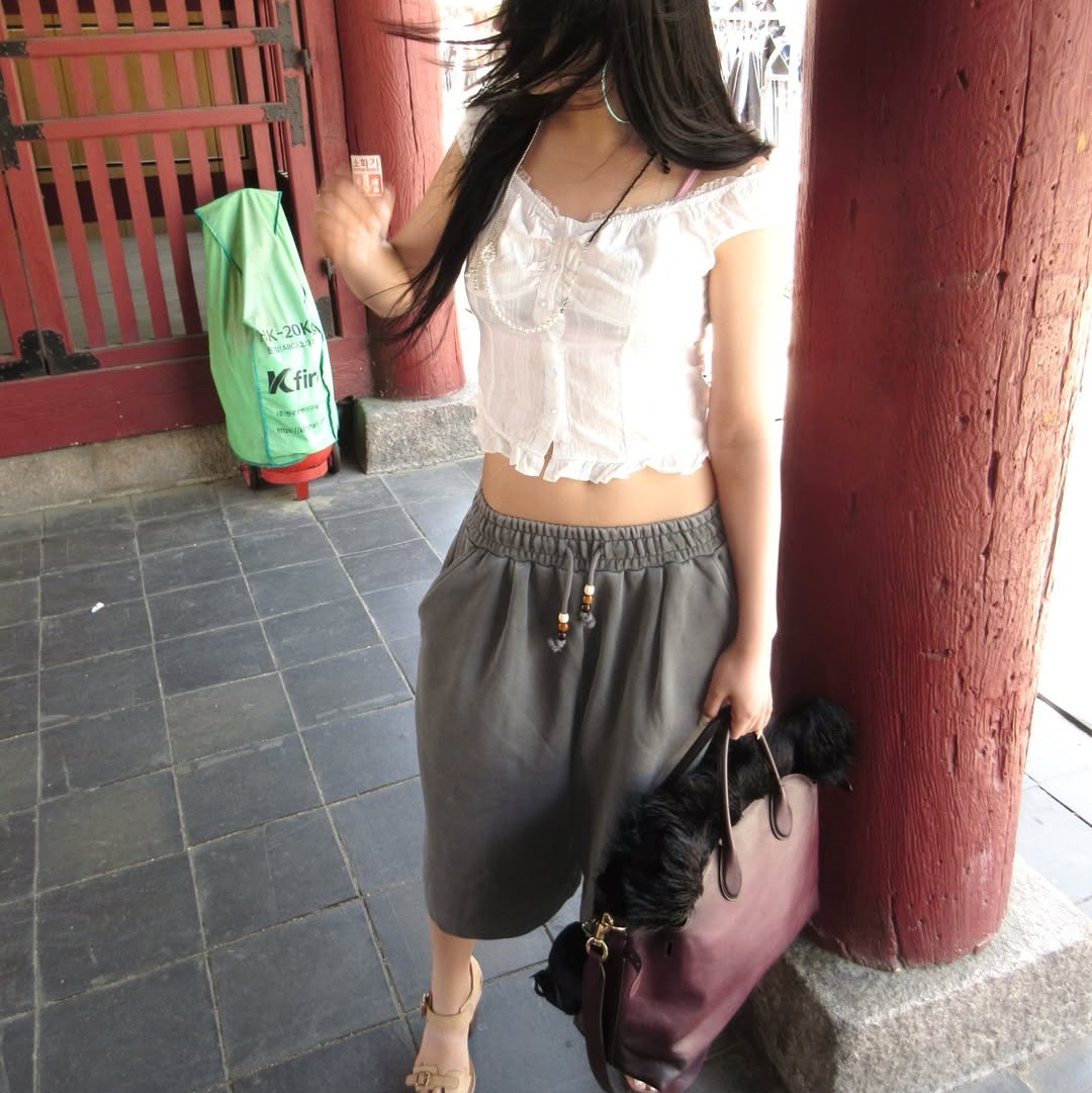 MAINBOOTH Haze Sweat Shorts Charcoal 착용 스타일 - 4