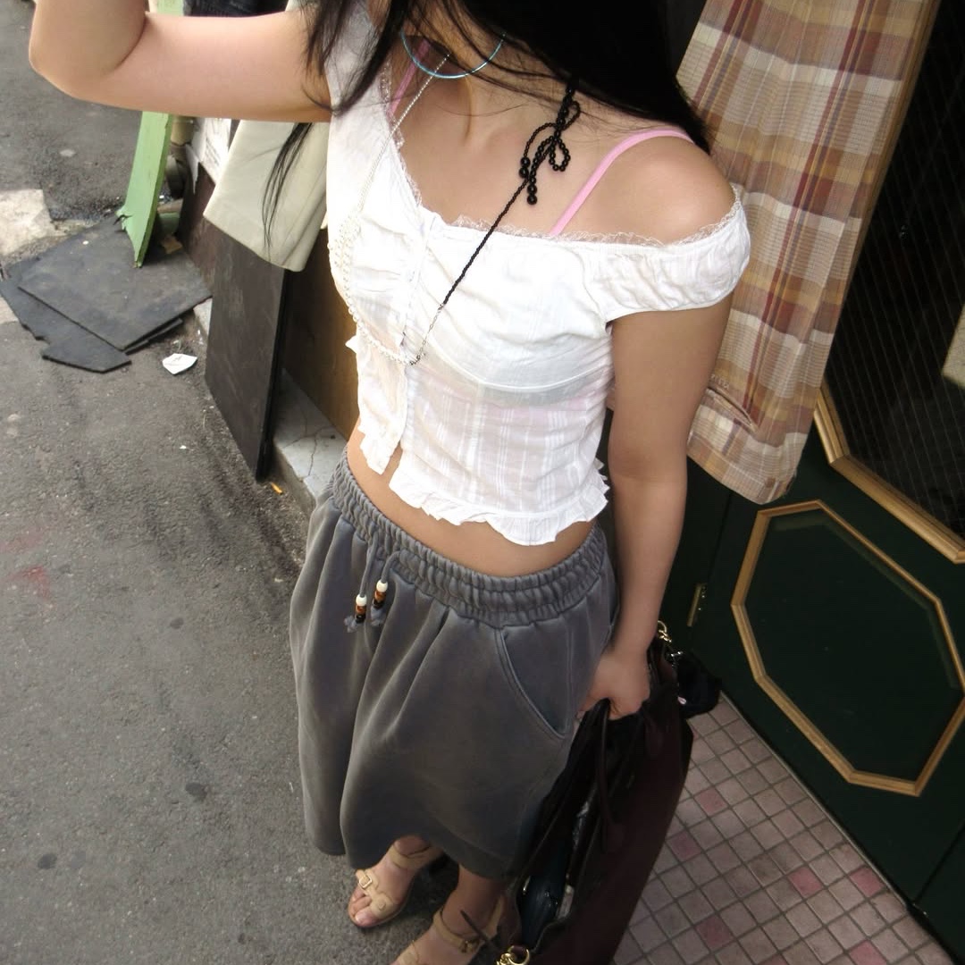 MAINBOOTH Haze Sweat Shorts Charcoal 착용 스타일 - 5