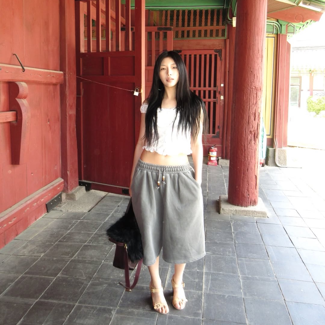 MAINBOOTH Haze Sweat Shorts Charcoal 착용 스타일 - 1