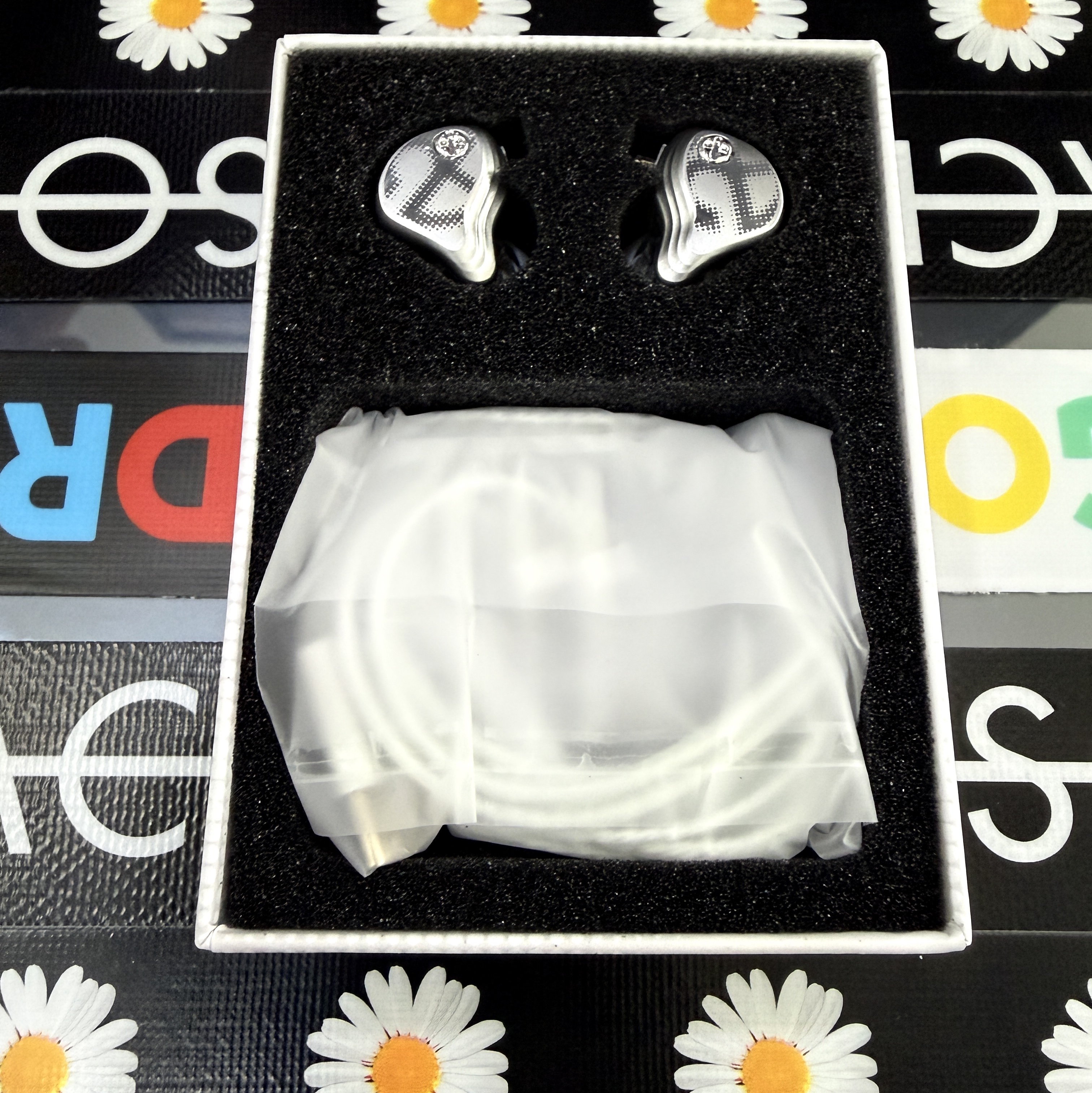 NOMANUAL In-Ear Headphones, Peaceminusone Duct Tape #1 Black (Set of 2) 착용 스타일