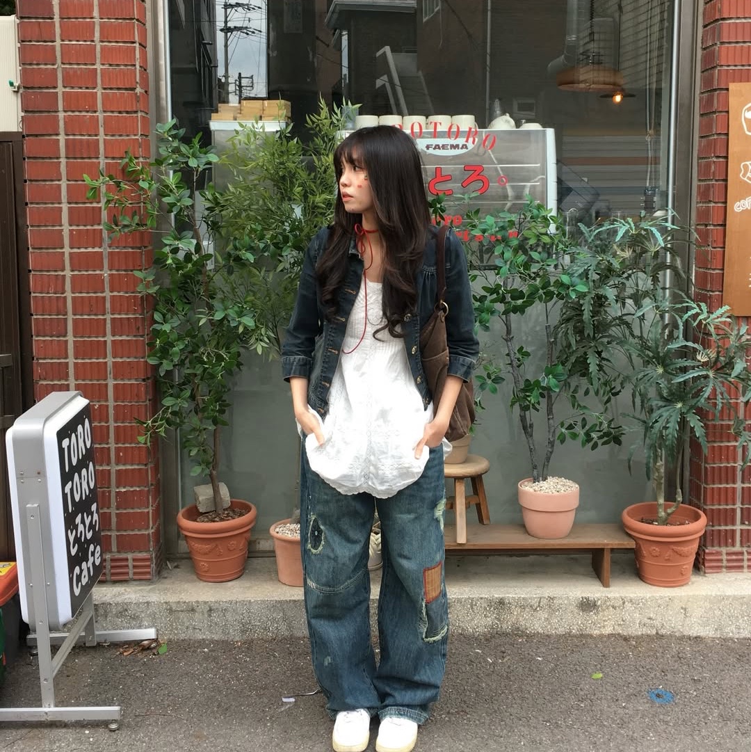 MAINBOOTH Repaired Denim Pants BLUE 착용 스타일 - 1
