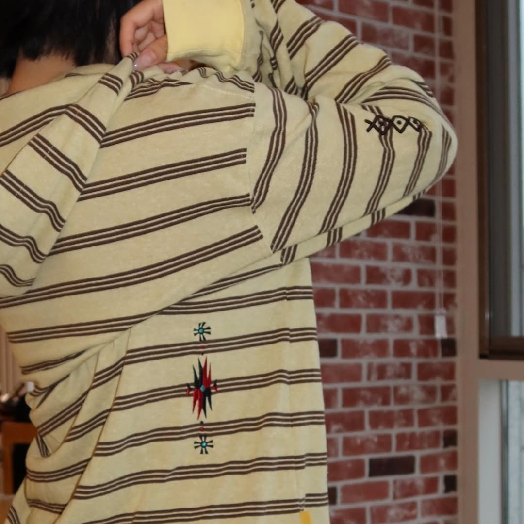 MAINBOOTH Cookie Stripe Hood T-shirt YELLOW 착용 스타일 - 4