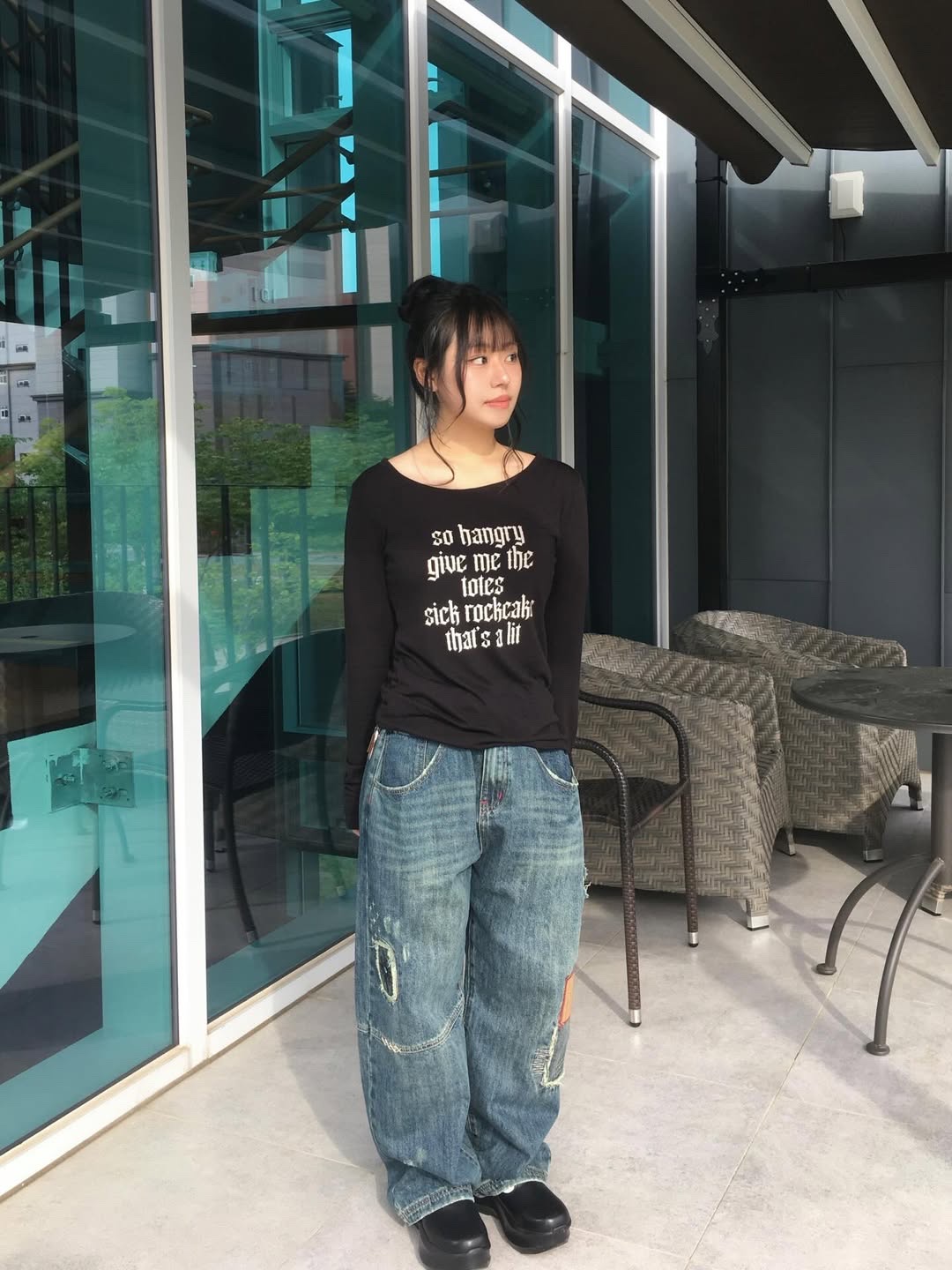 MAINBOOTH Repaired Denim Pants BLUE 착용 스타일 - 4
