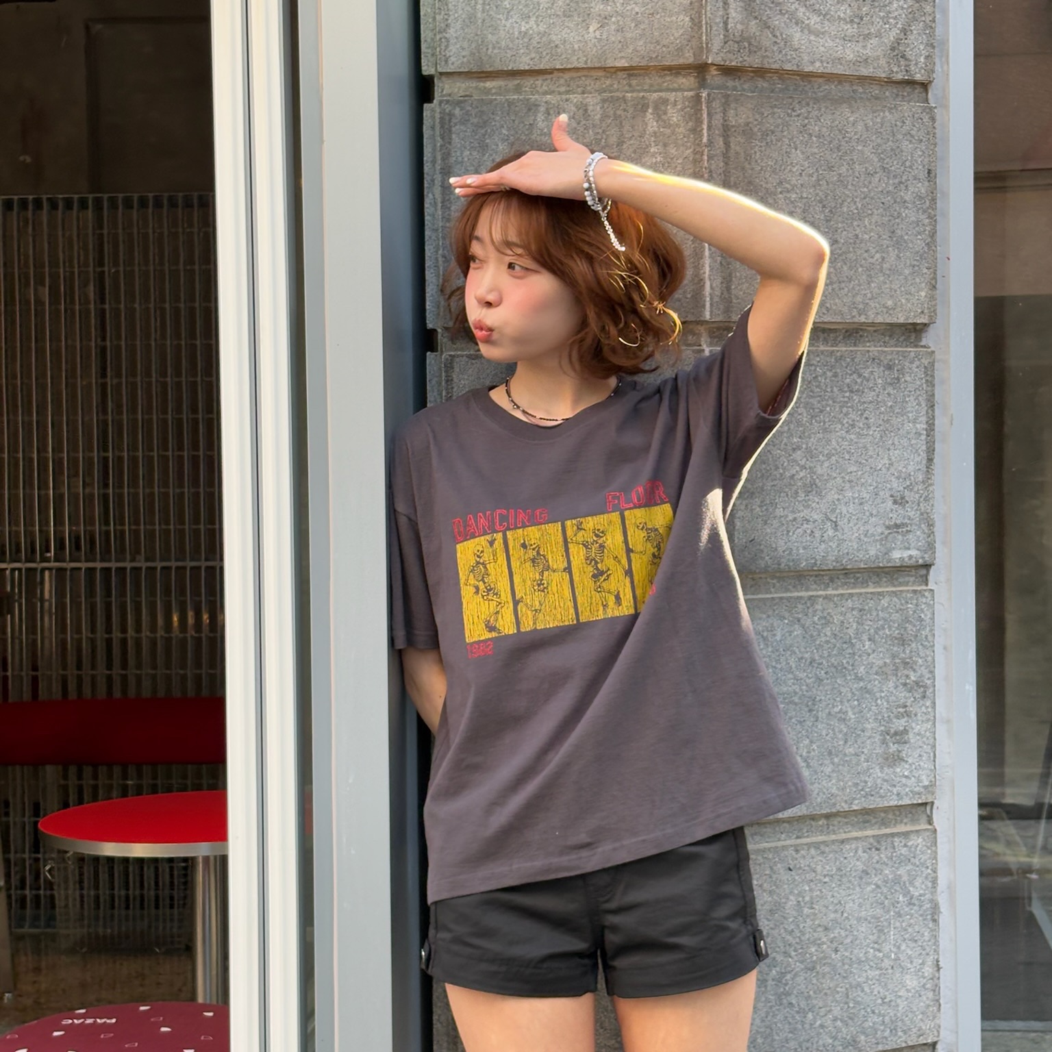 AMOU Dancing Skull Half T-Shirts Chacoal, AMOU Dancing Skull Half T-Shirts White 착용 스타일 - 3