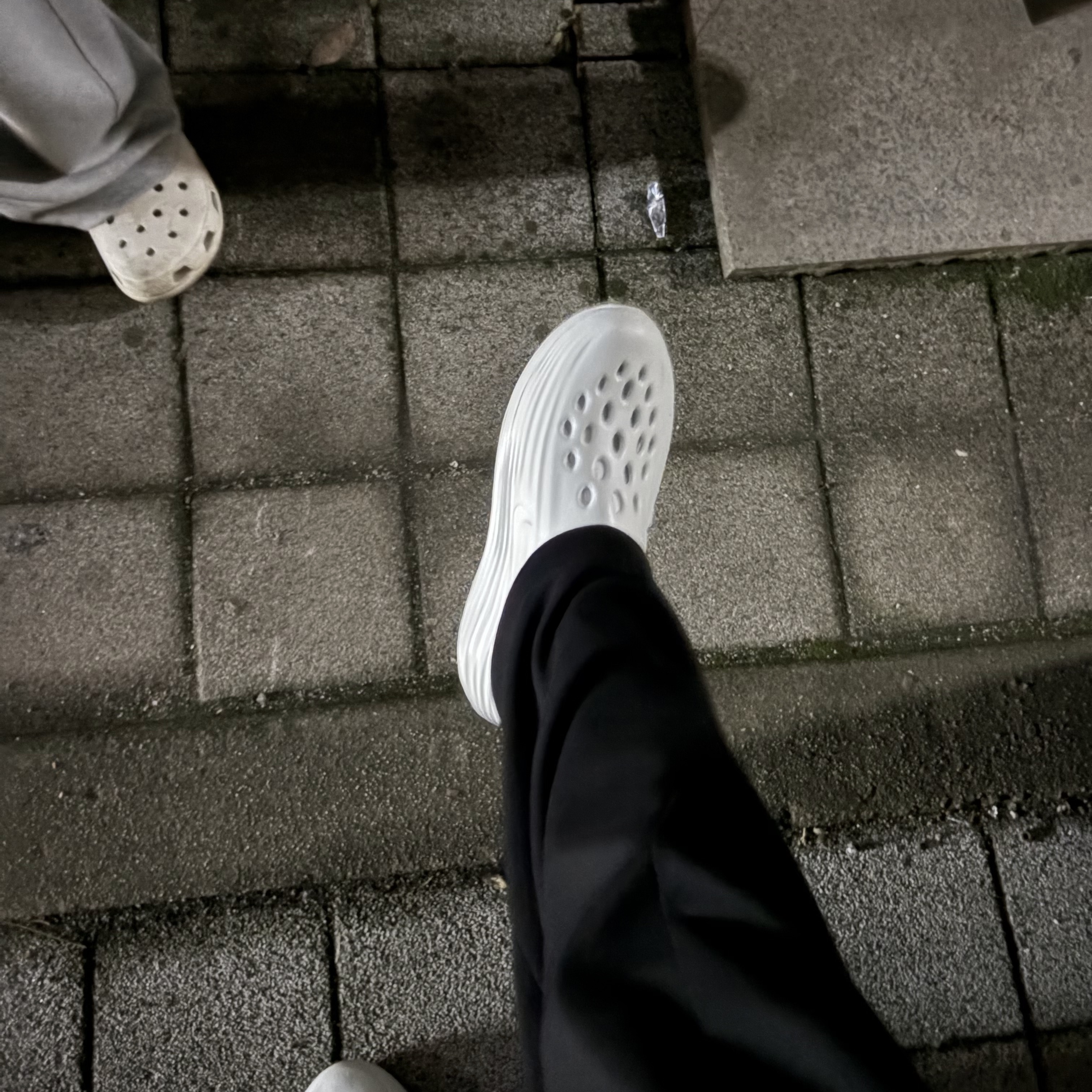 Nike ReactX Rejuven8 Spruce Aura Light Silver 착용 스타일
