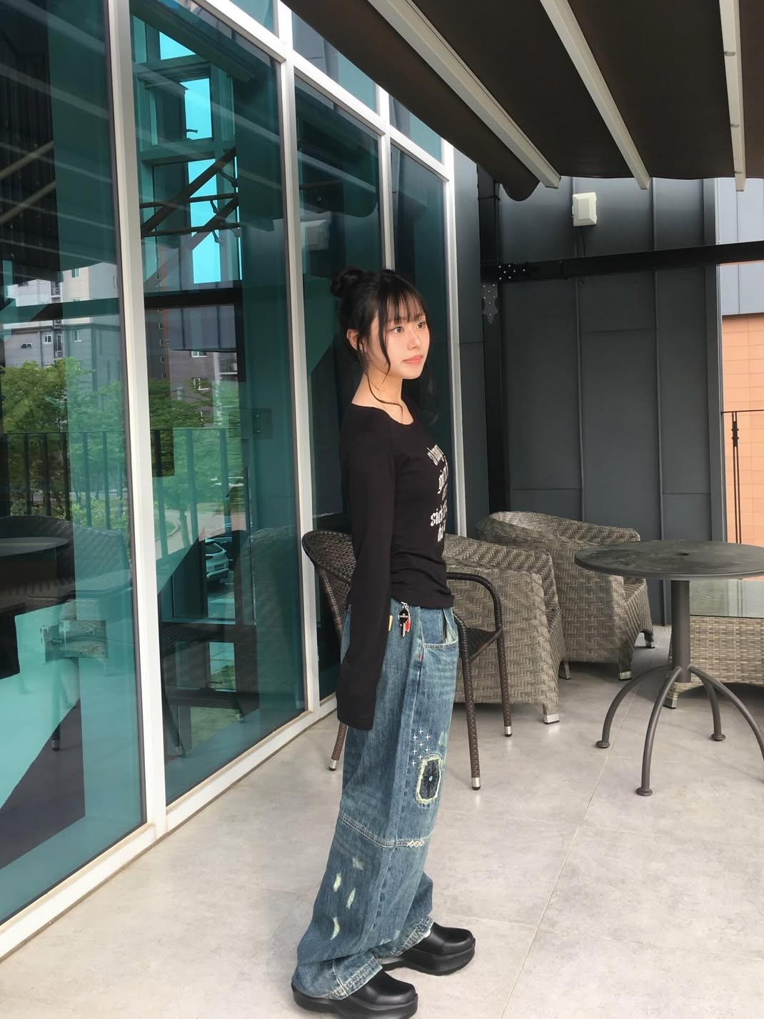 MAINBOOTH Repaired Denim Pants BLUE 착용 스타일 - 1
