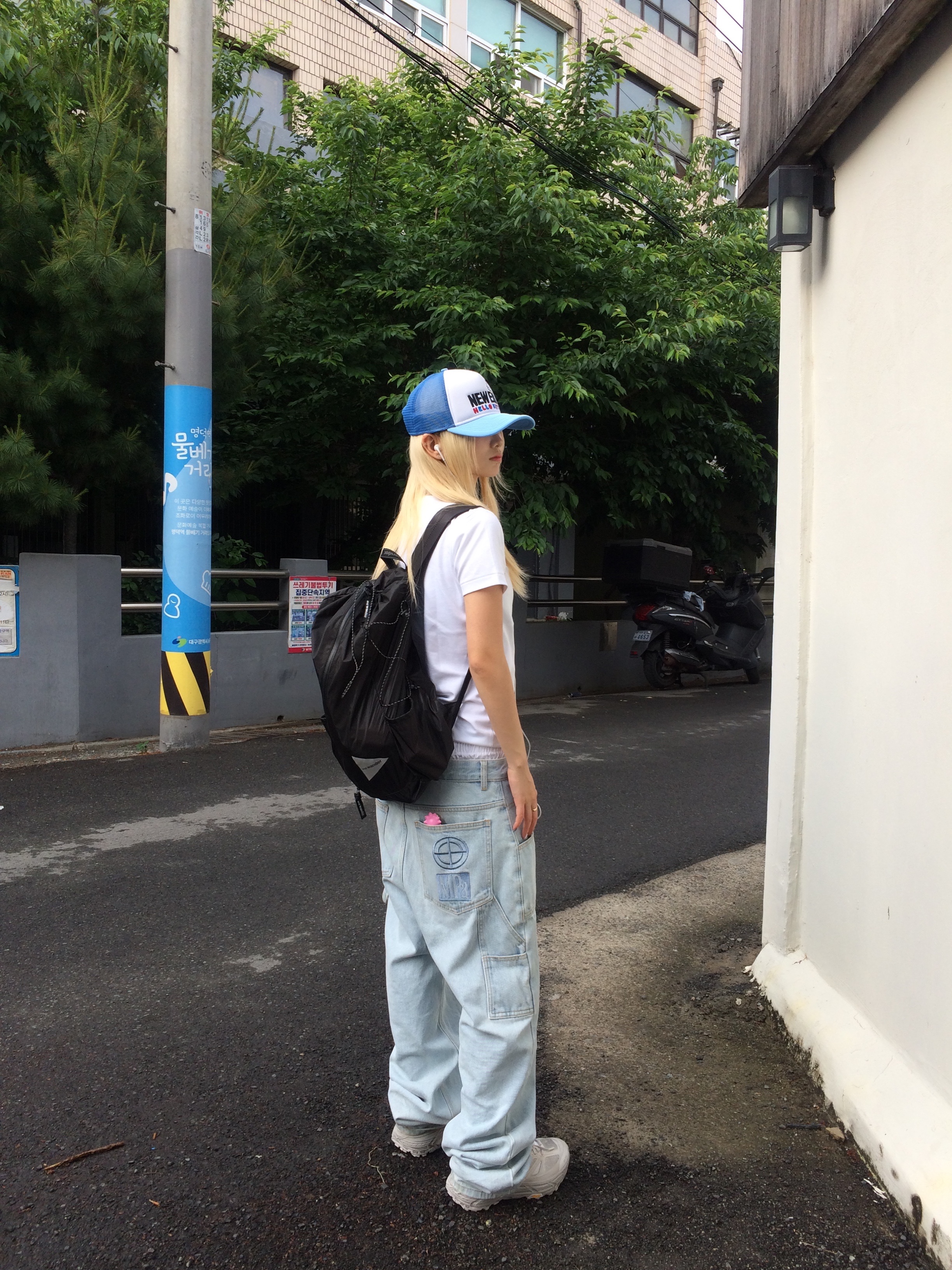 New Era x Hello Kitty A-Frame Trucker Ball Cap Air Force Blue, And Wander Sil Daypack Black 착용 스타일