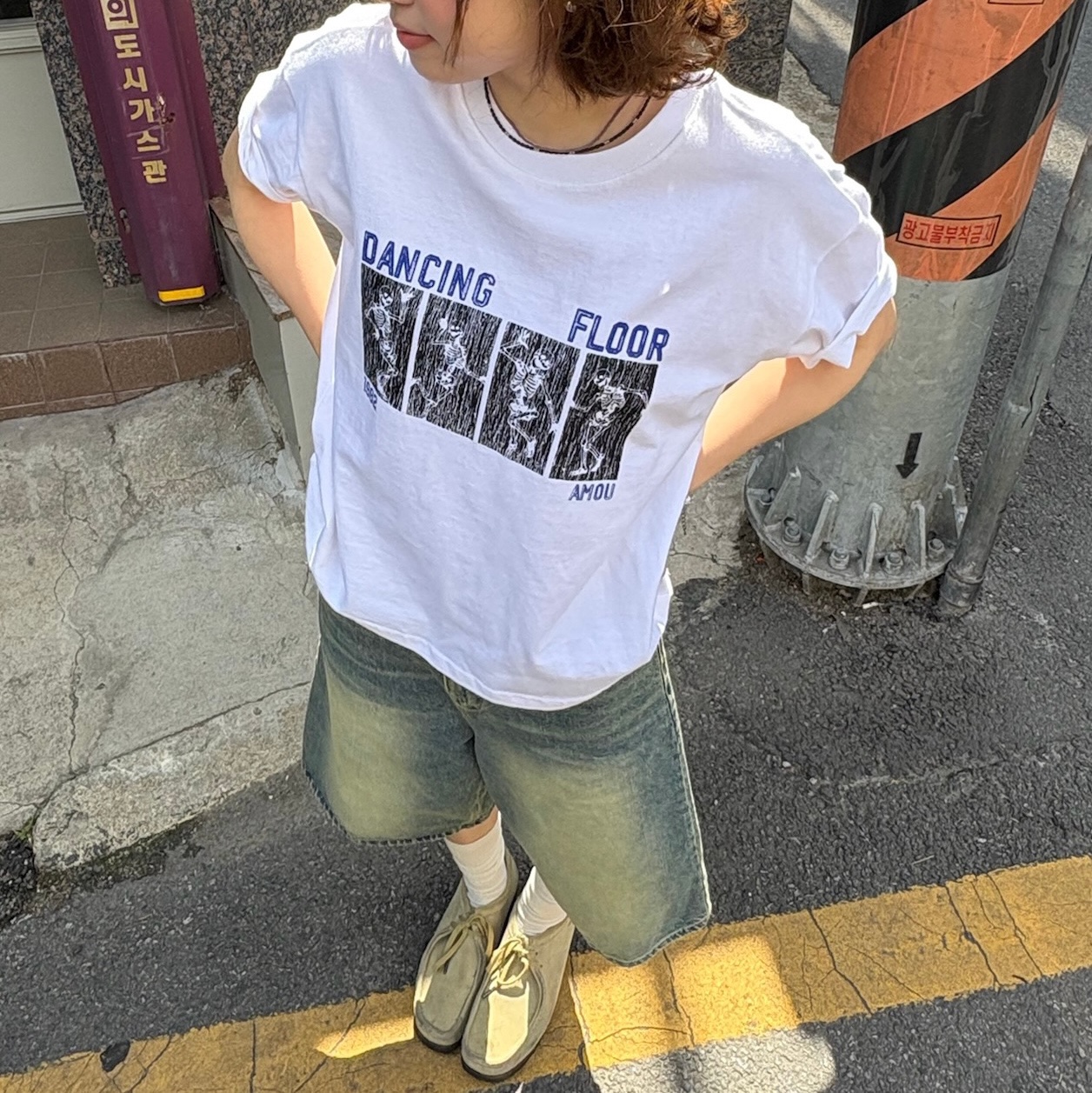 AMOU Dancing Skull Half T-Shirts White, AMOU Dancing Skull Half T-Shirts Chacoal 착용 스타일 - 4