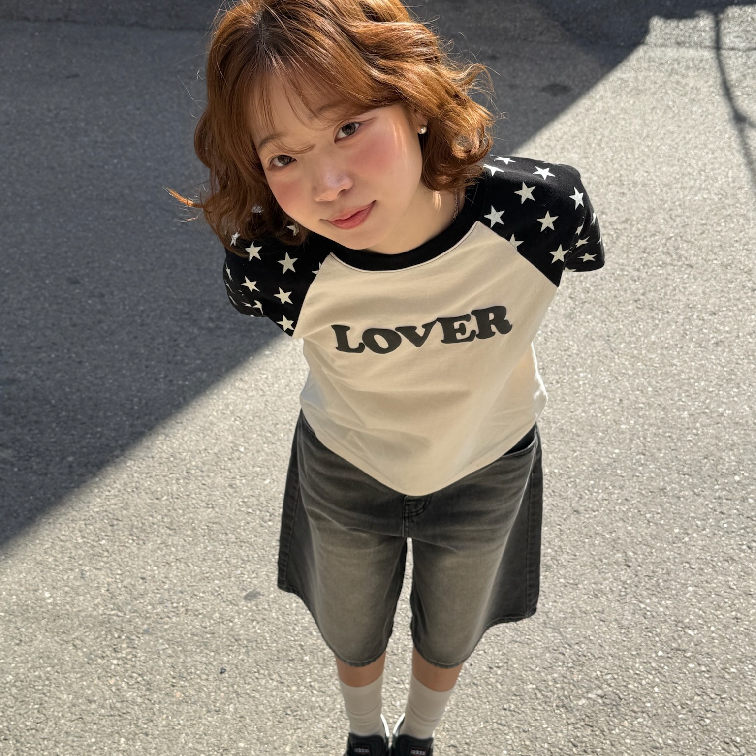 [KREAM 단독] AMOU Lover Reglan T-Shirts Black, [KREAM 단독] AMOU Lover Reglan T-Shirts Chacoal 착용 스타일 - 4