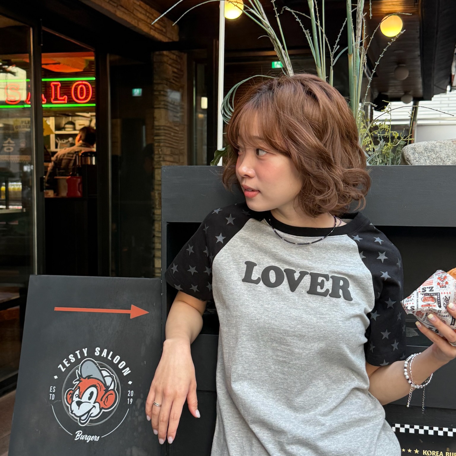 [KREAM 단독] AMOU Lover Reglan T-Shirts Chacoal, [KREAM 단독] AMOU Lover Reglan T-Shirts Red 착용 스타일 - 2