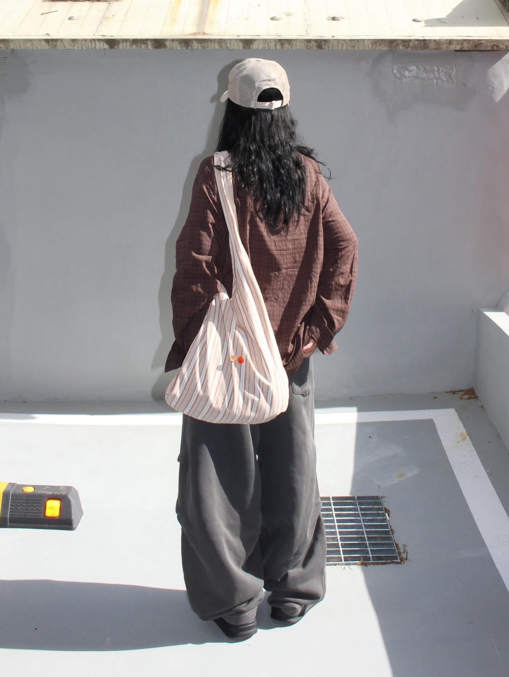 MAINBOOTH Nomad Sweat Pants CHARCOAL 착용 스타일 - 7