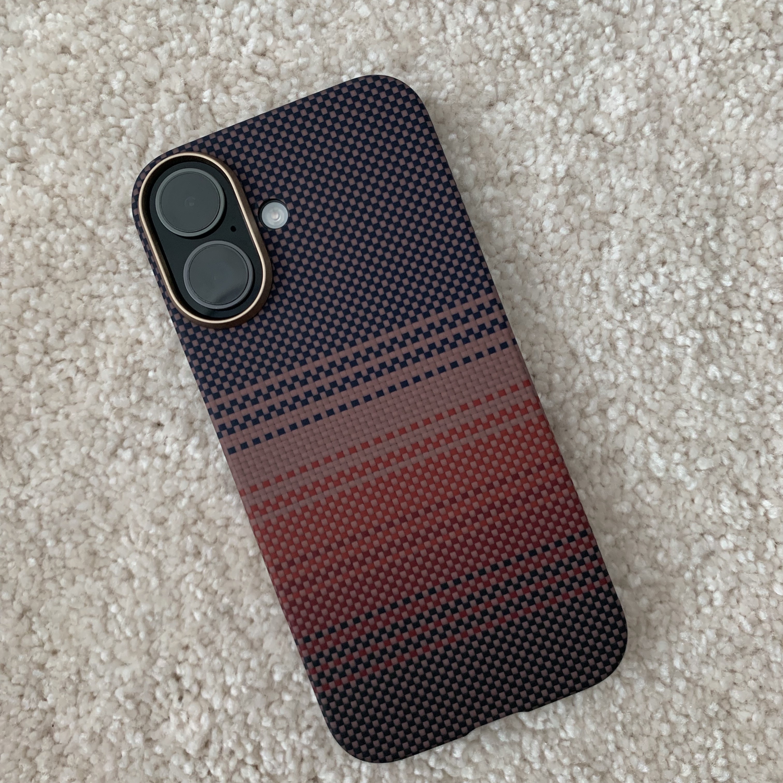 PITAKA Ultra-Slim Case for iPhone 17, Apple iPhone 17 512GB Black 착용 스타일 - 2