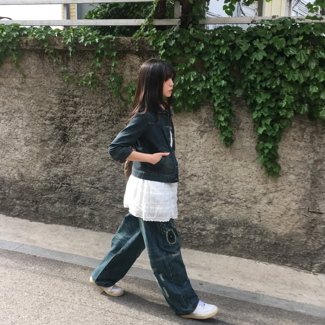 MAINBOOTH Repaired Denim Pants BLUE 착용 스타일 - 3