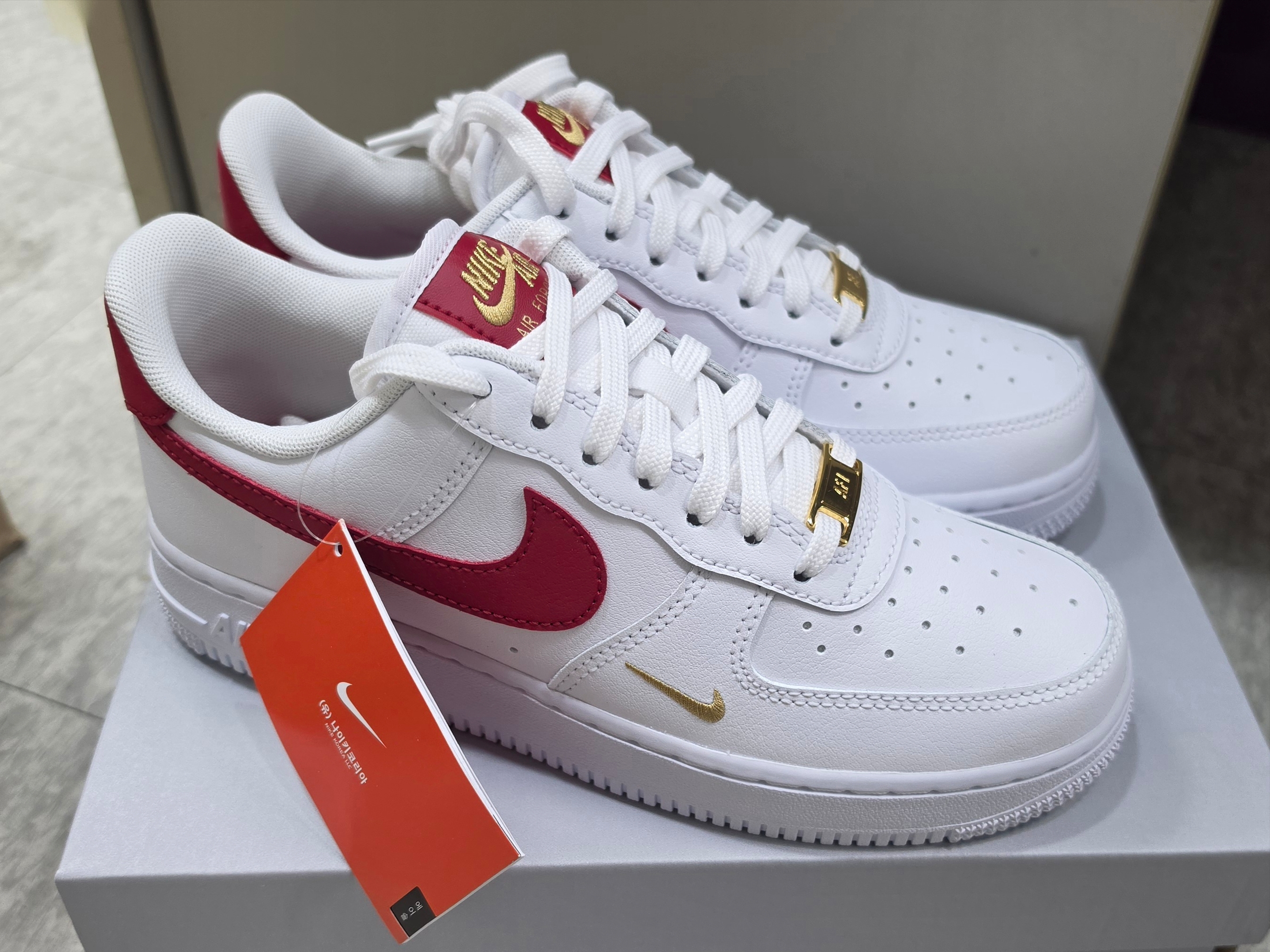 (W) Nike Air Force 1 '07 Essential White Gym Red 착용 스타일 - 3