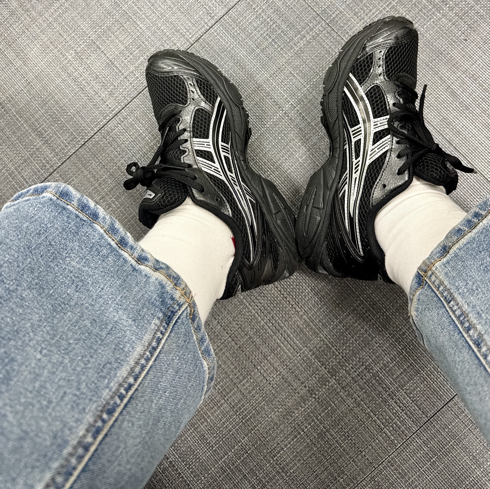 Asics Gel-Kayano 14 Black Pure Silver 착용 스타일 - 1
