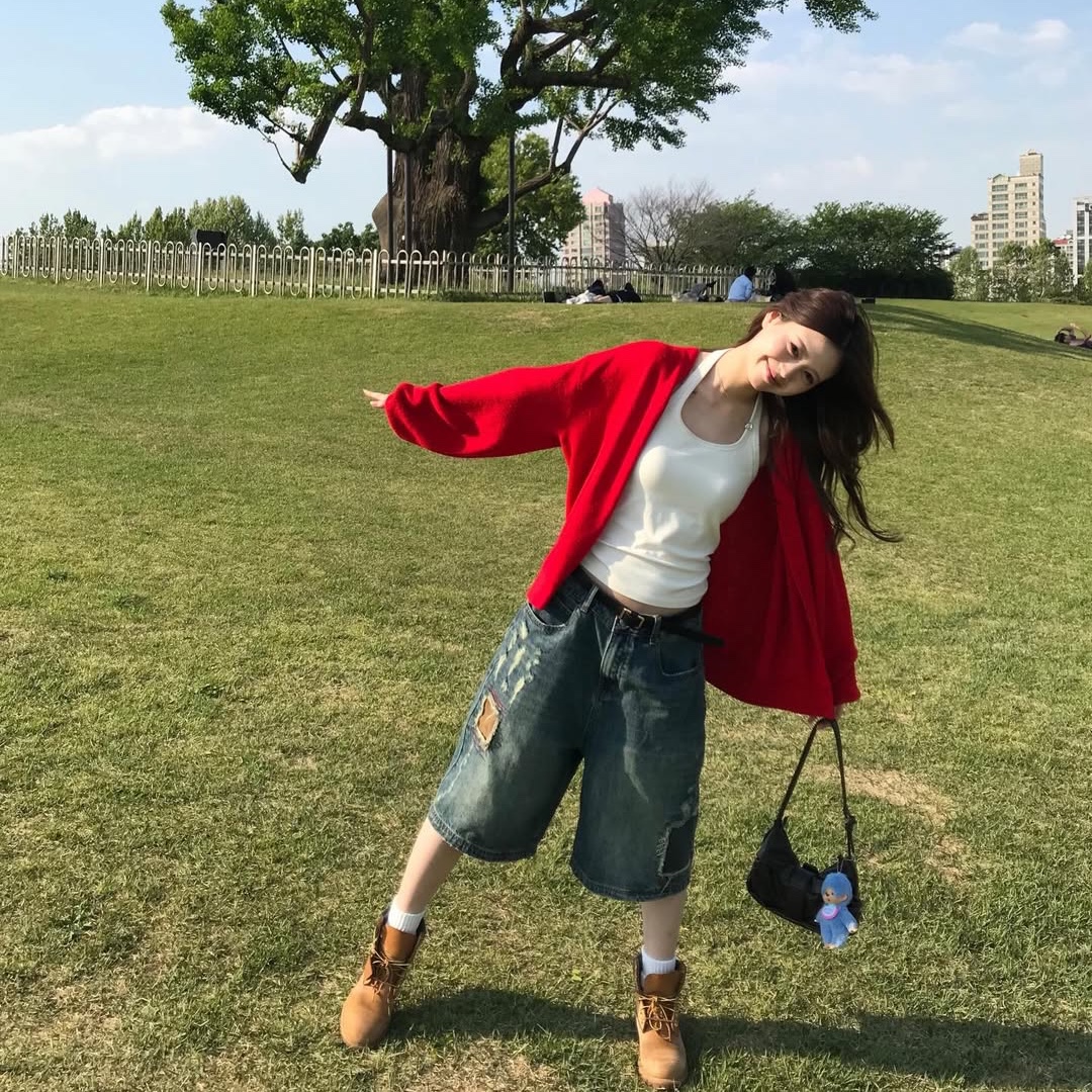 MAINBOOTH Repaired Denim Shorts BLUE 착용 스타일 - 1