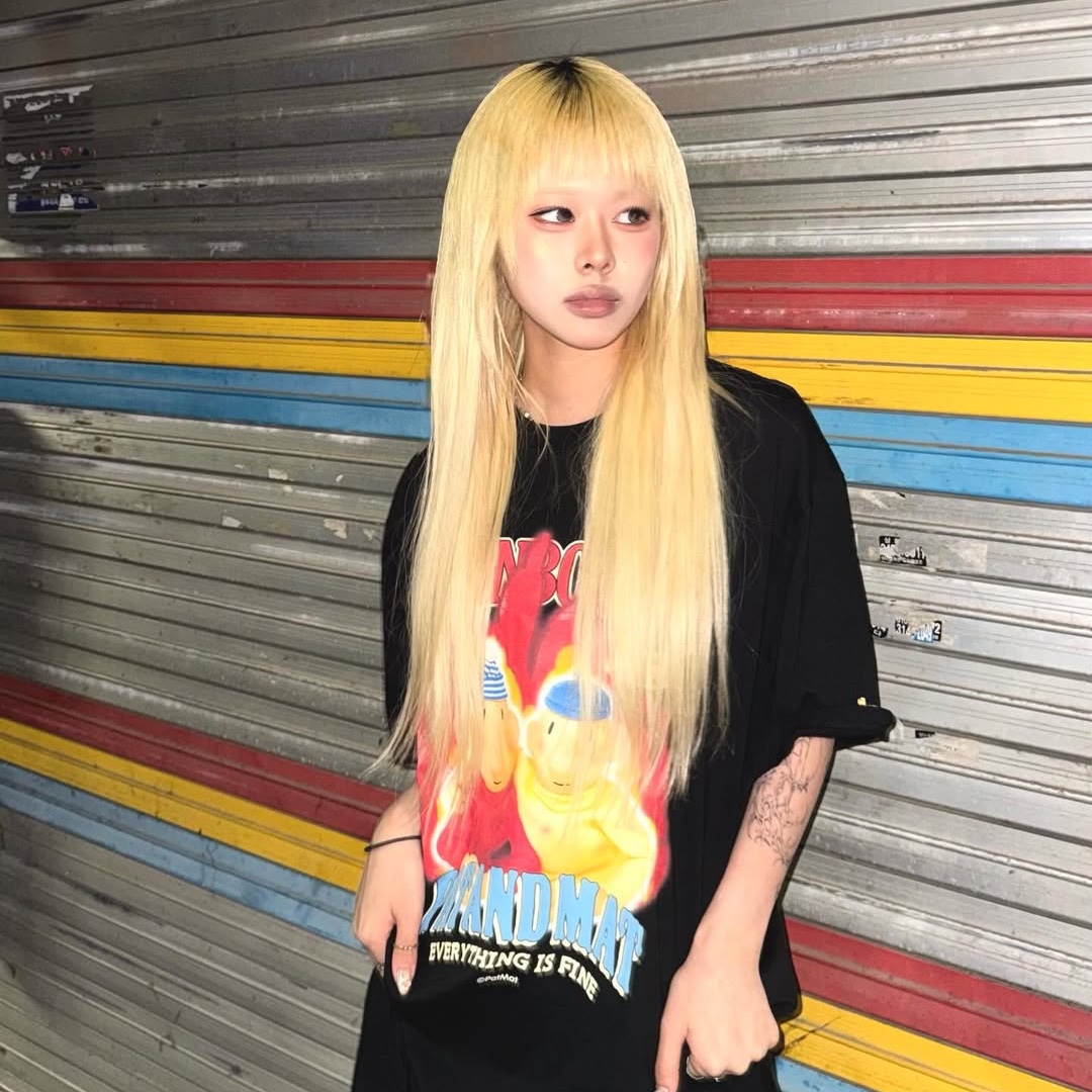 MAINBOOTH [Pat&Mat] Burning T-shirt Black 착용 스타일 - 1