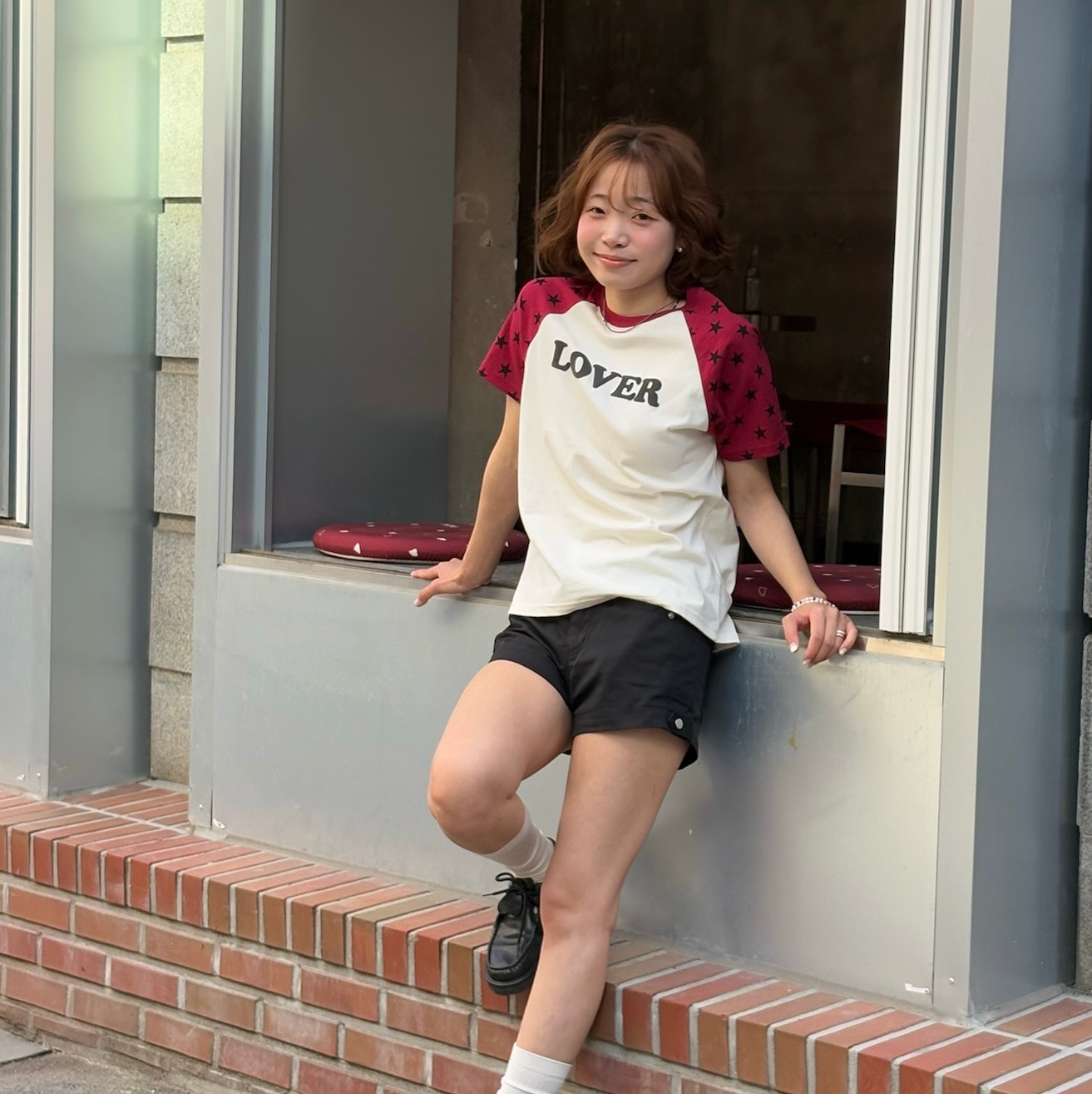 [KREAM 단독] AMOU Lover Reglan T-Shirts Red, [KREAM 단독] AMOU Lover Reglan T-Shirts Chacoal 착용 스타일 - 2