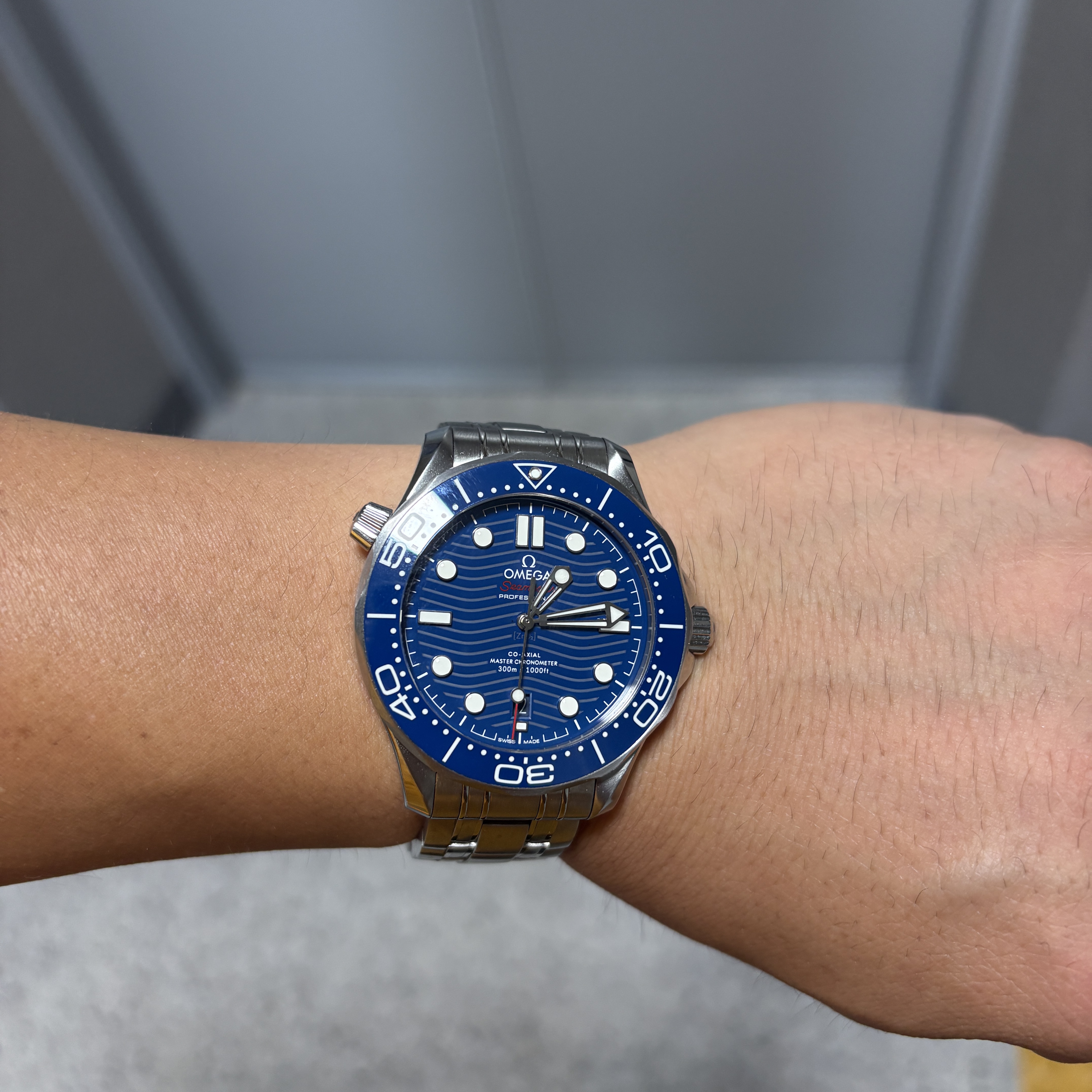 Omega Seamaster Diver 300M Co Axial Master Chronometer Steel Blue 착용 스타일