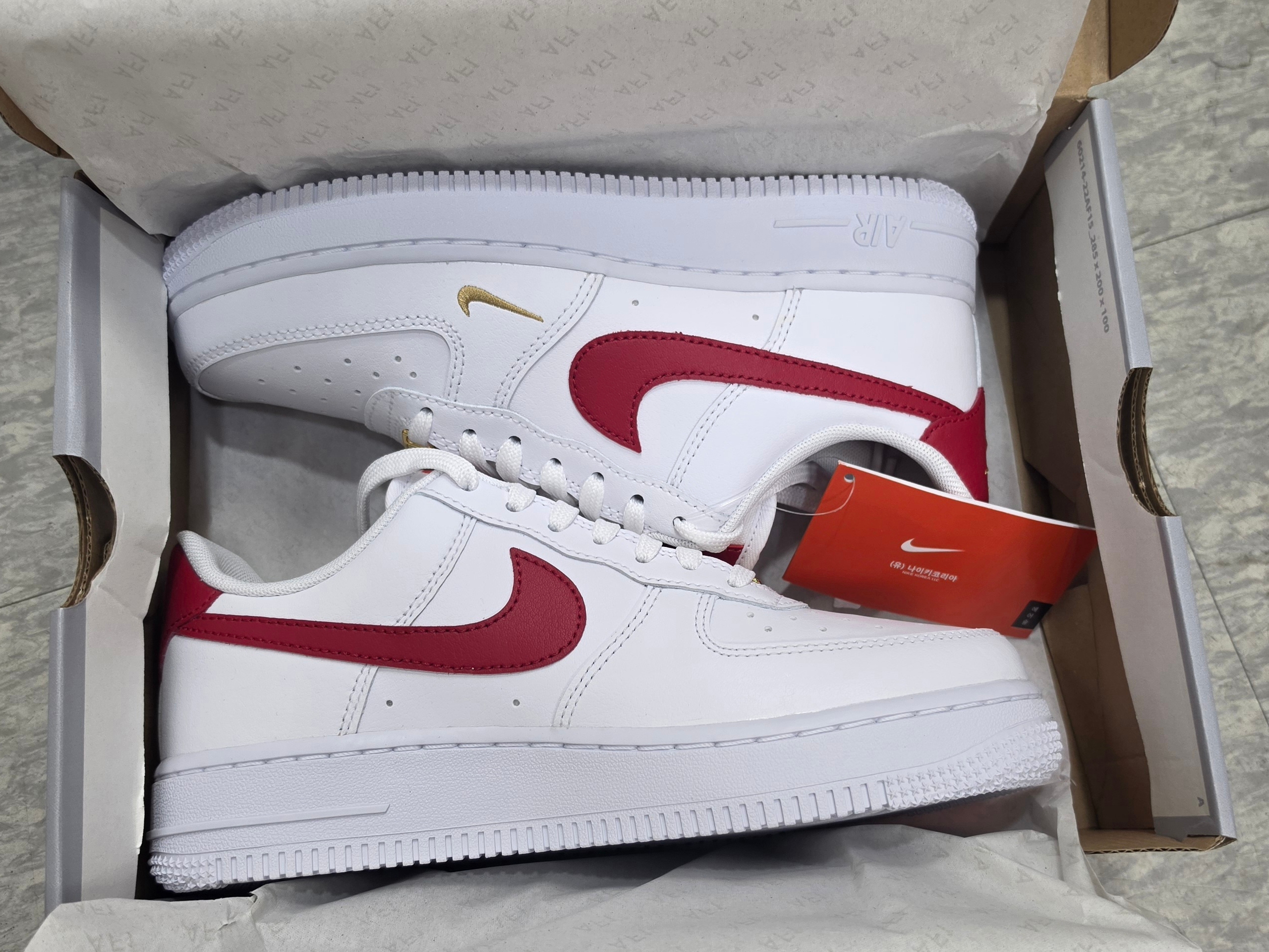 (W) Nike Air Force 1 '07 Essential White Gym Red 착용 스타일 - 2