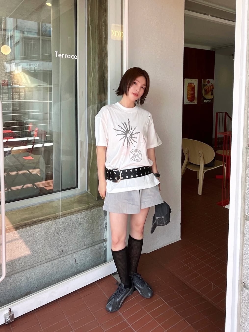 MAINBOOTH Signal T-shirt White 착용 스타일 - 3
