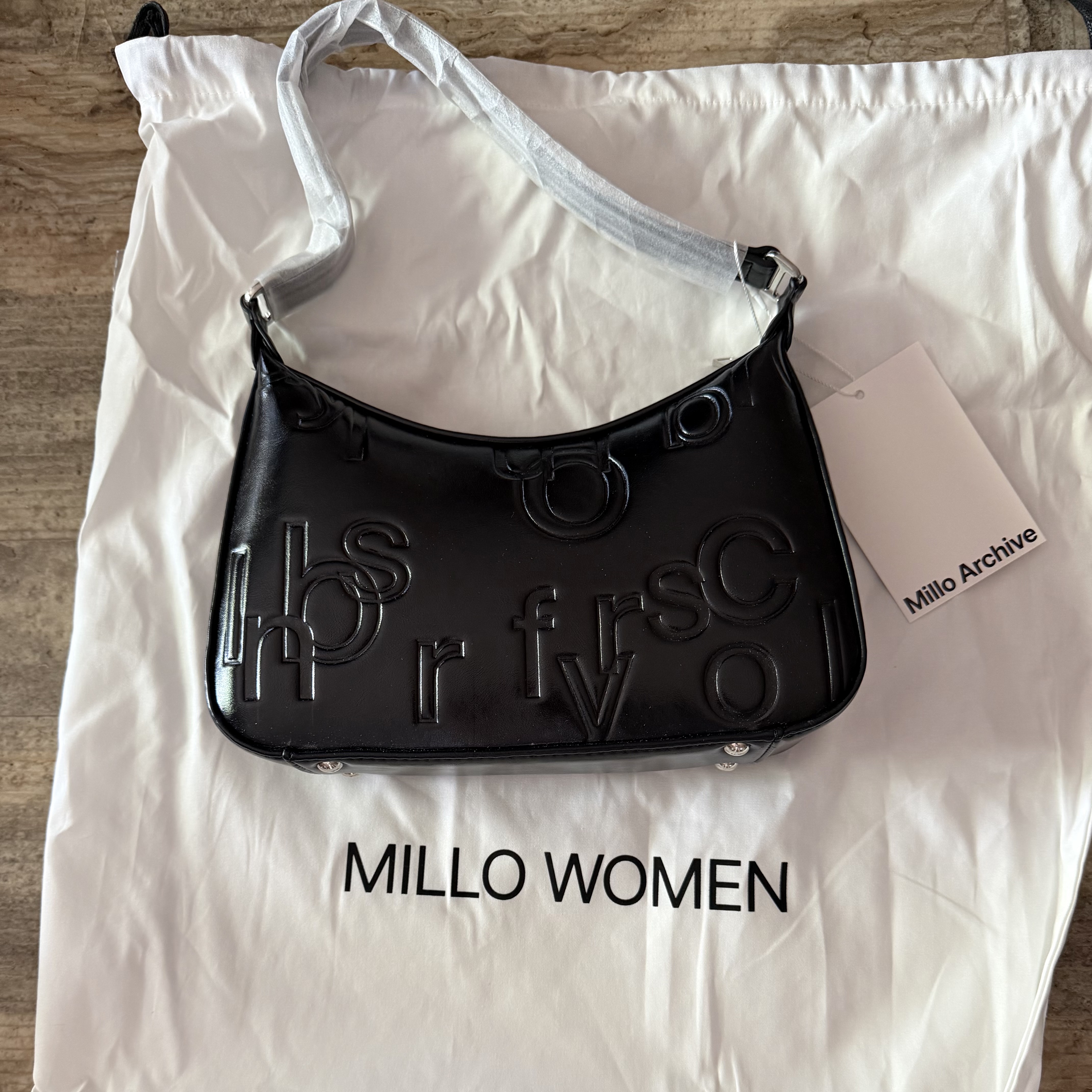 MILLO WOMEN Varnish Carving Bag Black 착용 스타일 - 1