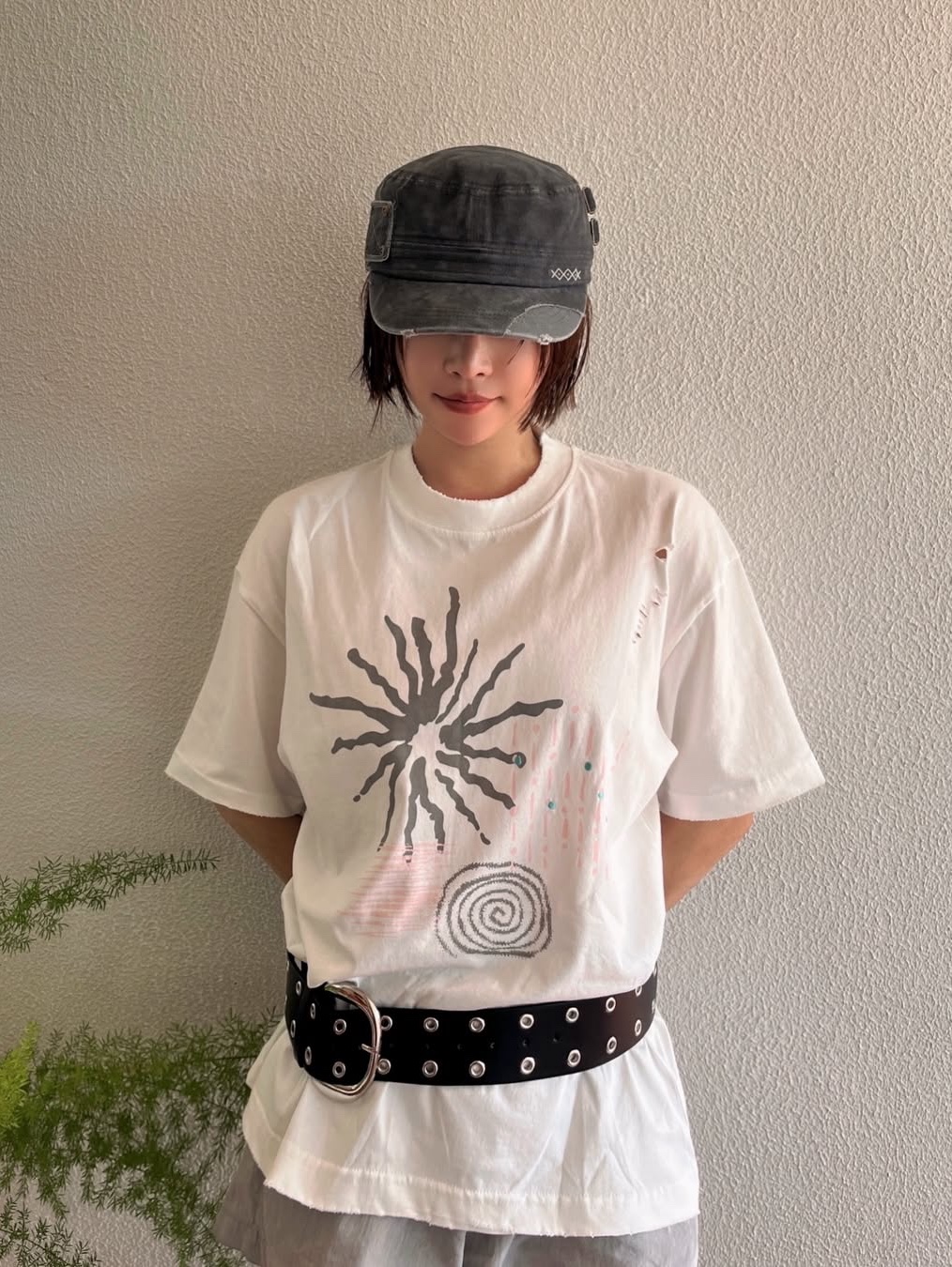 MAINBOOTH Signal T-shirt White 착용 스타일 - 5