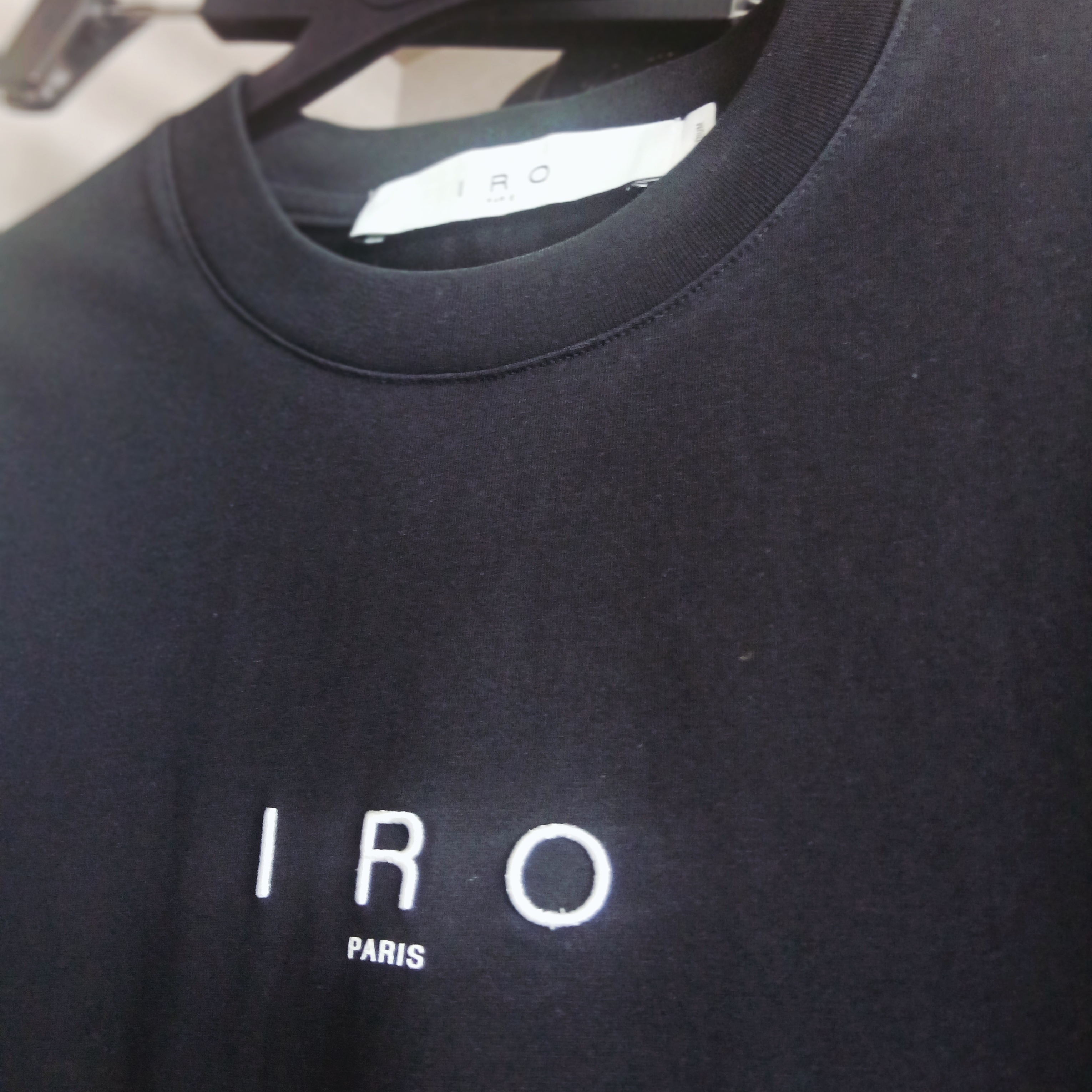 Iro Circle Geometric Logo Dyed Short Sleeve T-Shirt White, Iro Essential Logo Pid Dyeing T-Shirt Black 착용 스타일 - 5