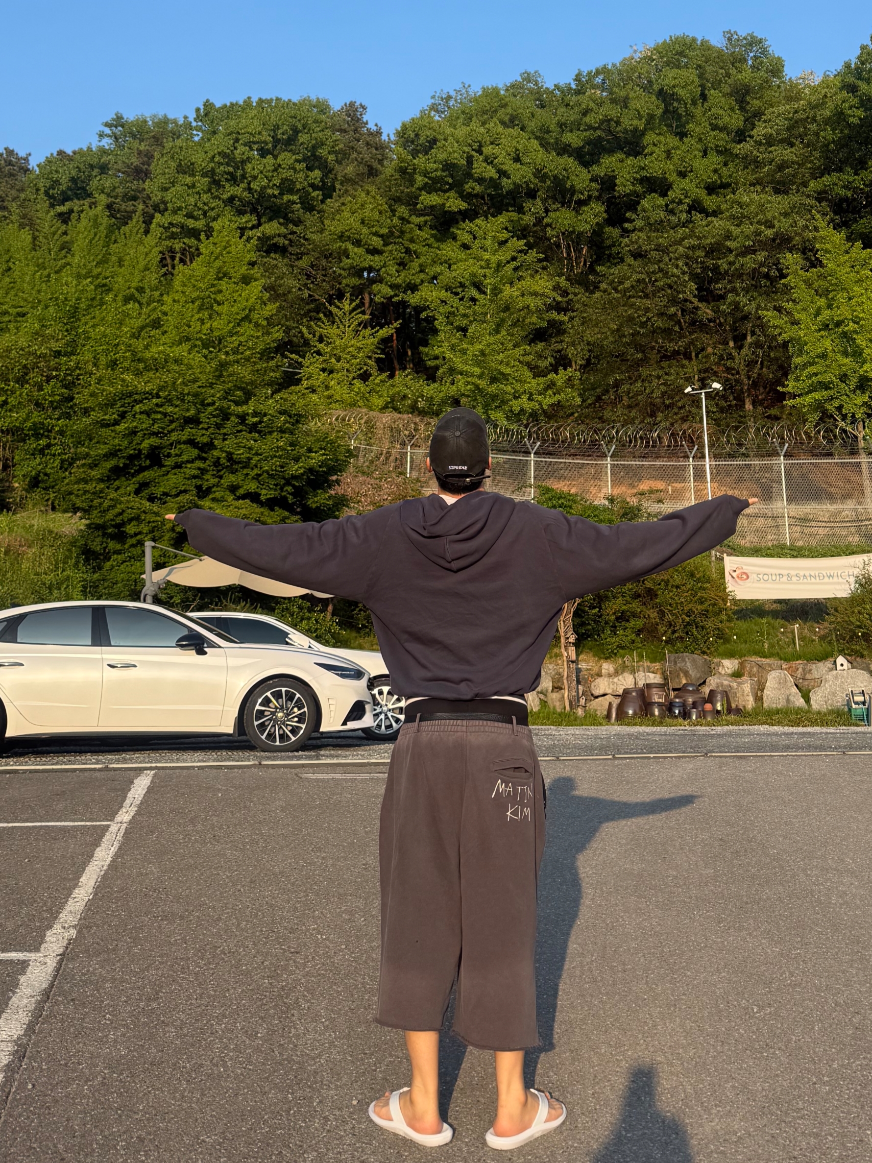 Matin Kim Vintage Washed Back Logo Bermuda Sweatpants In Charcoal, Supreme Pigment Coated S Logo 6-Panel Black - 26SS 착용 스타일