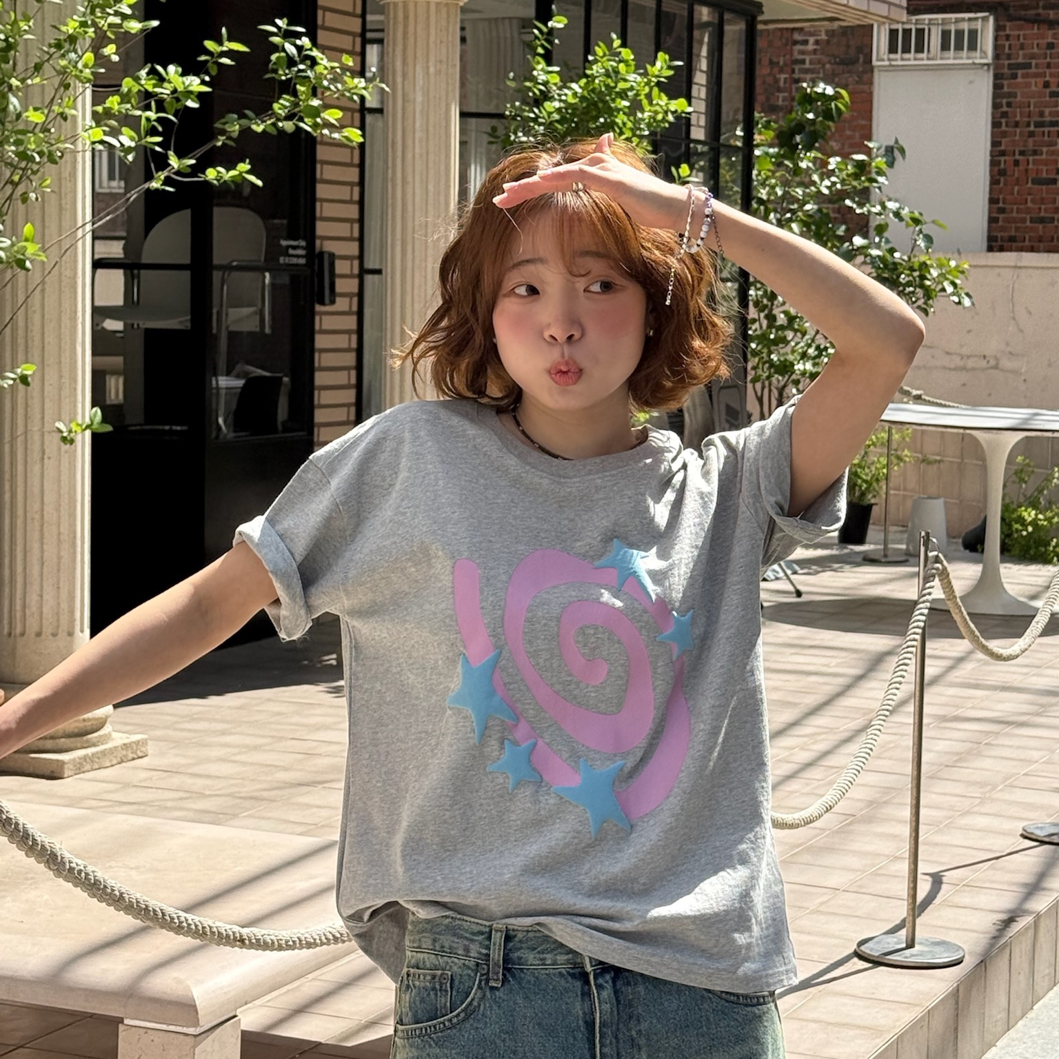 AMOU Molly Star Half T-Shirts Grey, AMOU Molly Star Half T-Shirts Red 착용 스타일 - 1