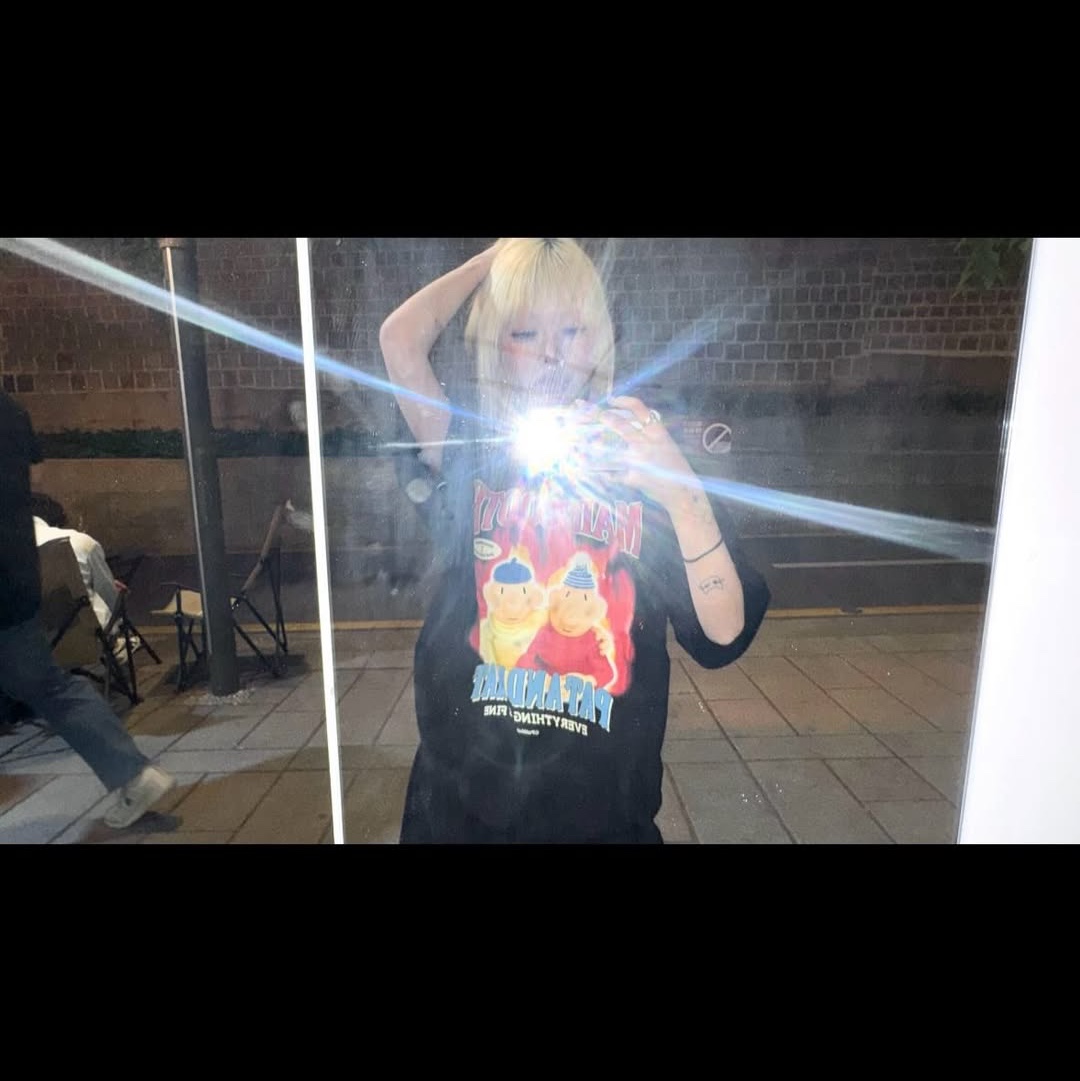 MAINBOOTH [Pat&Mat] Burning T-shirt Black 착용 스타일 - 5