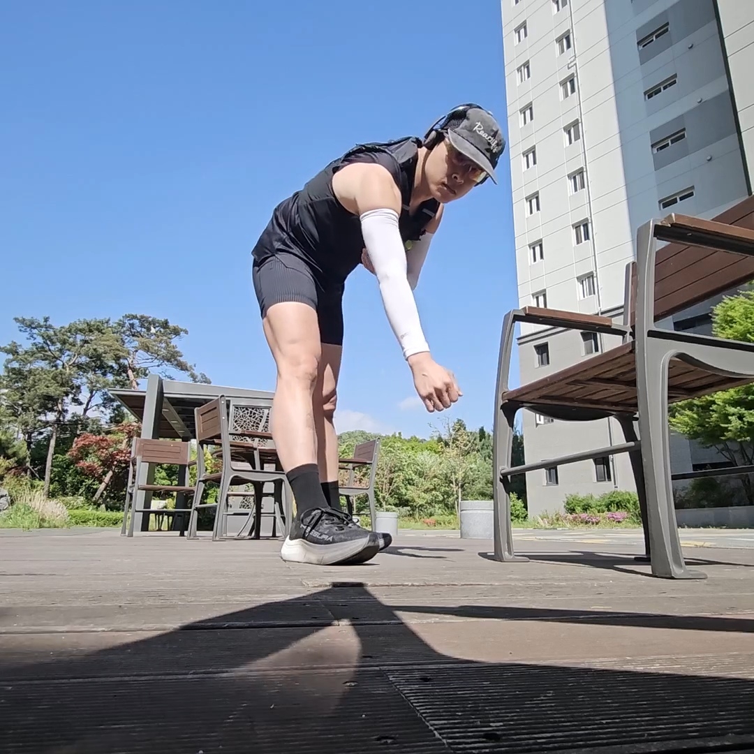 LI2 Black Wing Running Crew Socks Black 착용 스타일 - 2